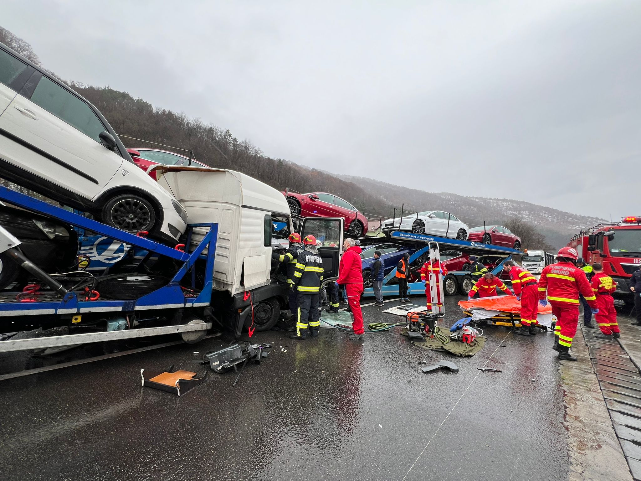 O platformă auto cu mașini Tesla, implicată într-un accident pe Valea Oltului