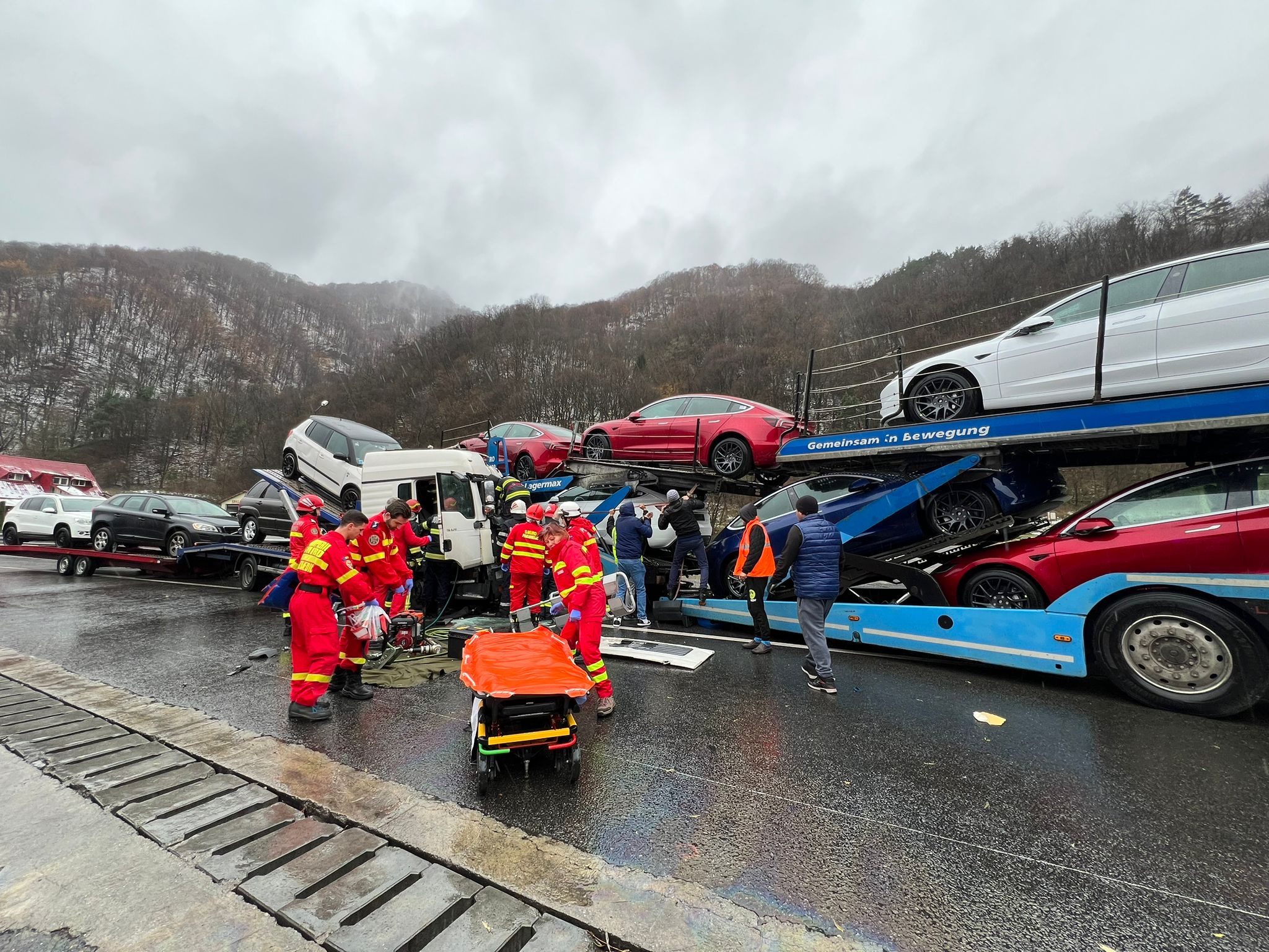 O platformă auto cu mașini Tesla, implicată într-un accident pe Valea Oltului