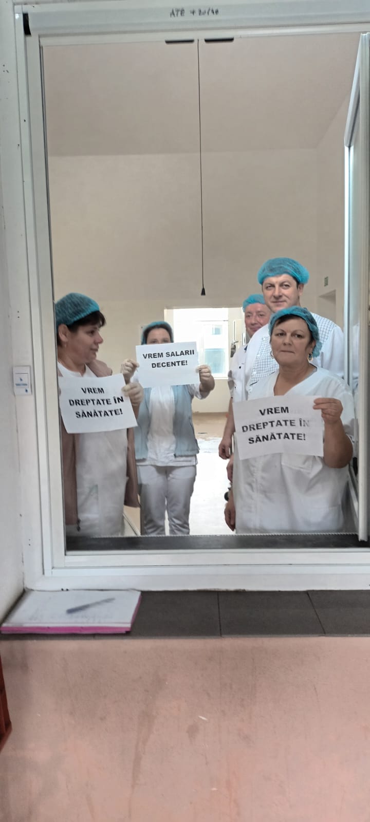 Proteste spontane în Sibiu la TBC și Psihiatrie. Personalul TESA anunță blocarea salariilor în spitale în luna decembrie