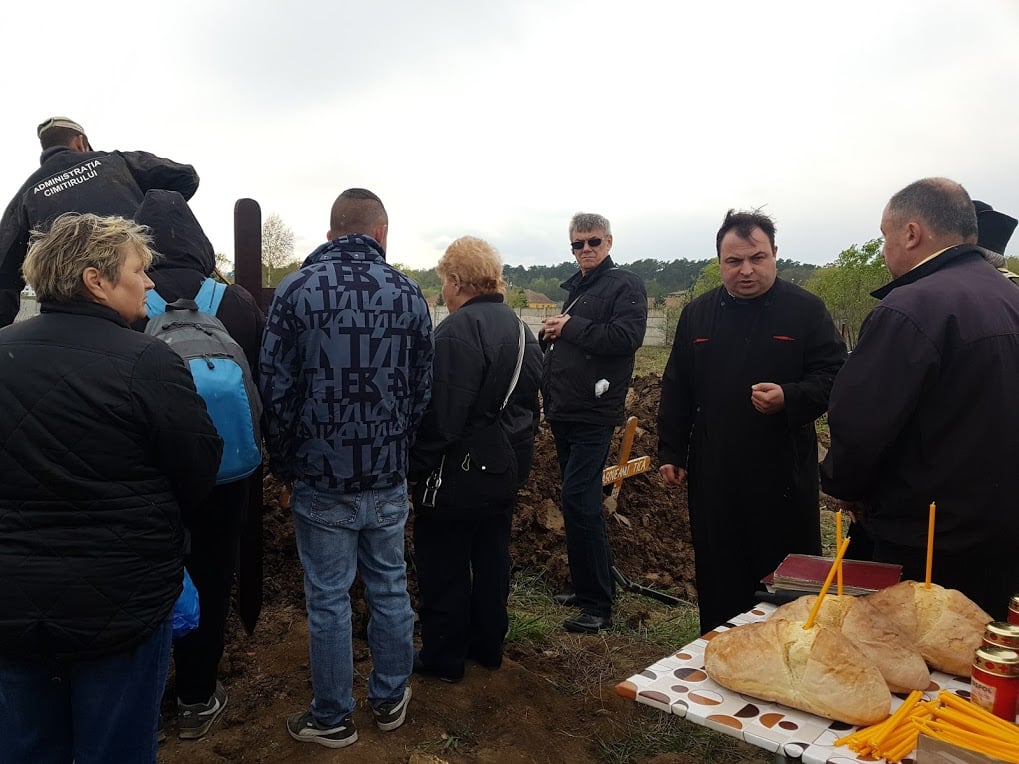 Părintele Cătălin Dumitrean, înlăturat de la Biserica de pe Dealului. Unii credincioși îl acuză că a deteriorat imaginea Bisericii, alții îl susțin