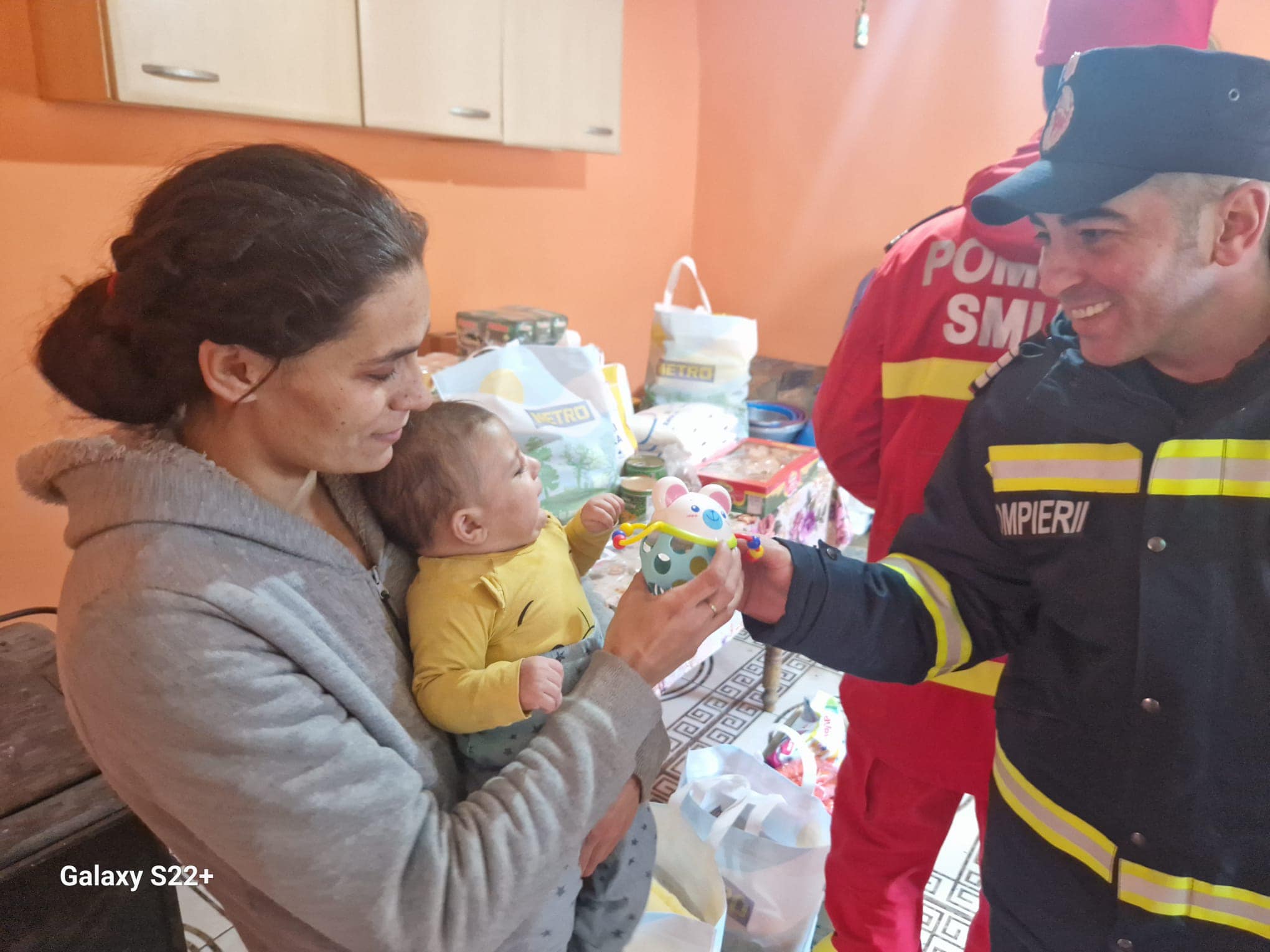 Pompierii sibieni au împărțit daruri pentru mai mulți copii greu încercați. Iosif, Maia, Anais și Darius aproape au rămas fără casă în urma unui incendiu