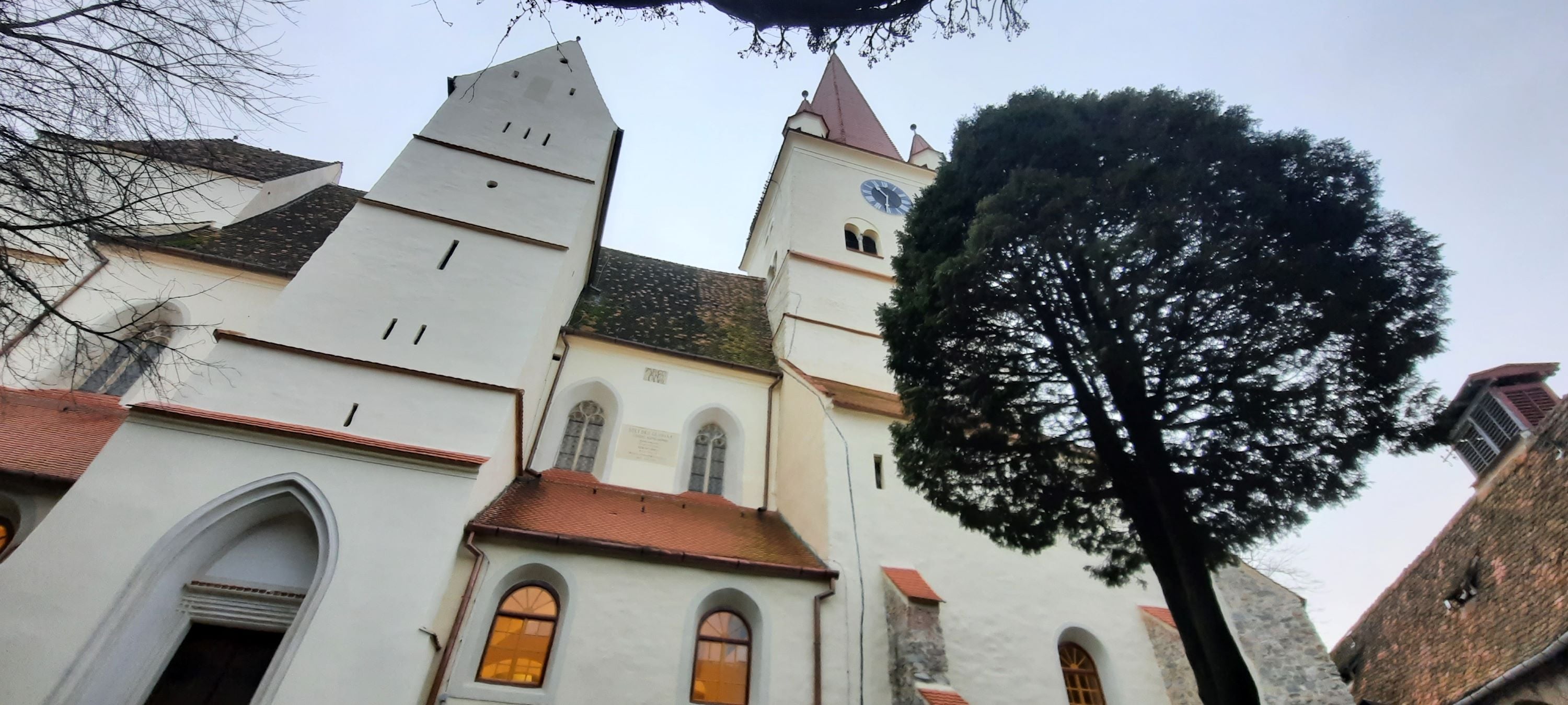 S-au încheiat lucrările la Biserica fortificată din Cisnădie, cu peste 8 milioane de lei. „Cred că am atins toate colțurile clădirii. Așa am descoperit fresca din interior”