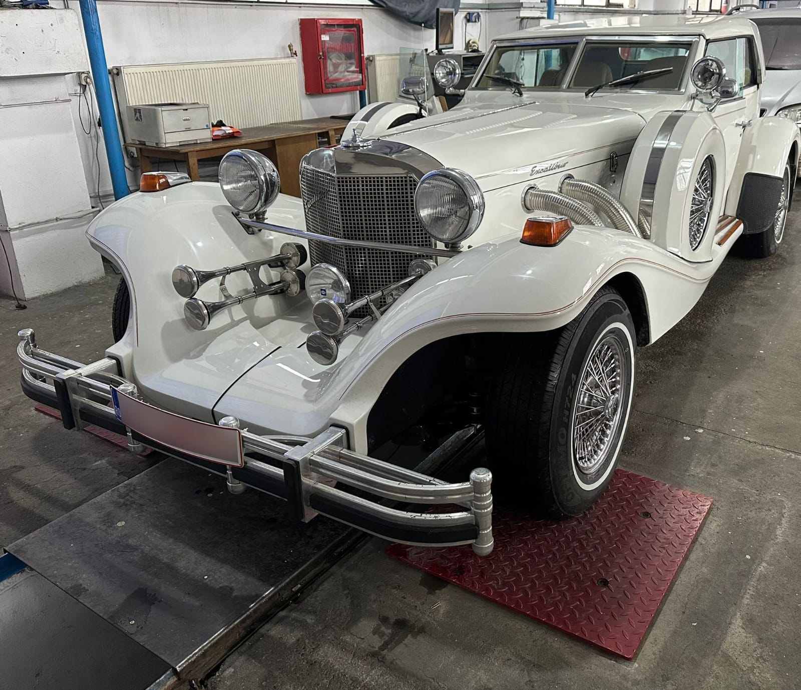 Excalibur Phaeton V, model unic în România. Proprietar: Este ca şi nouă, 18.000 mile la bord, din 1986