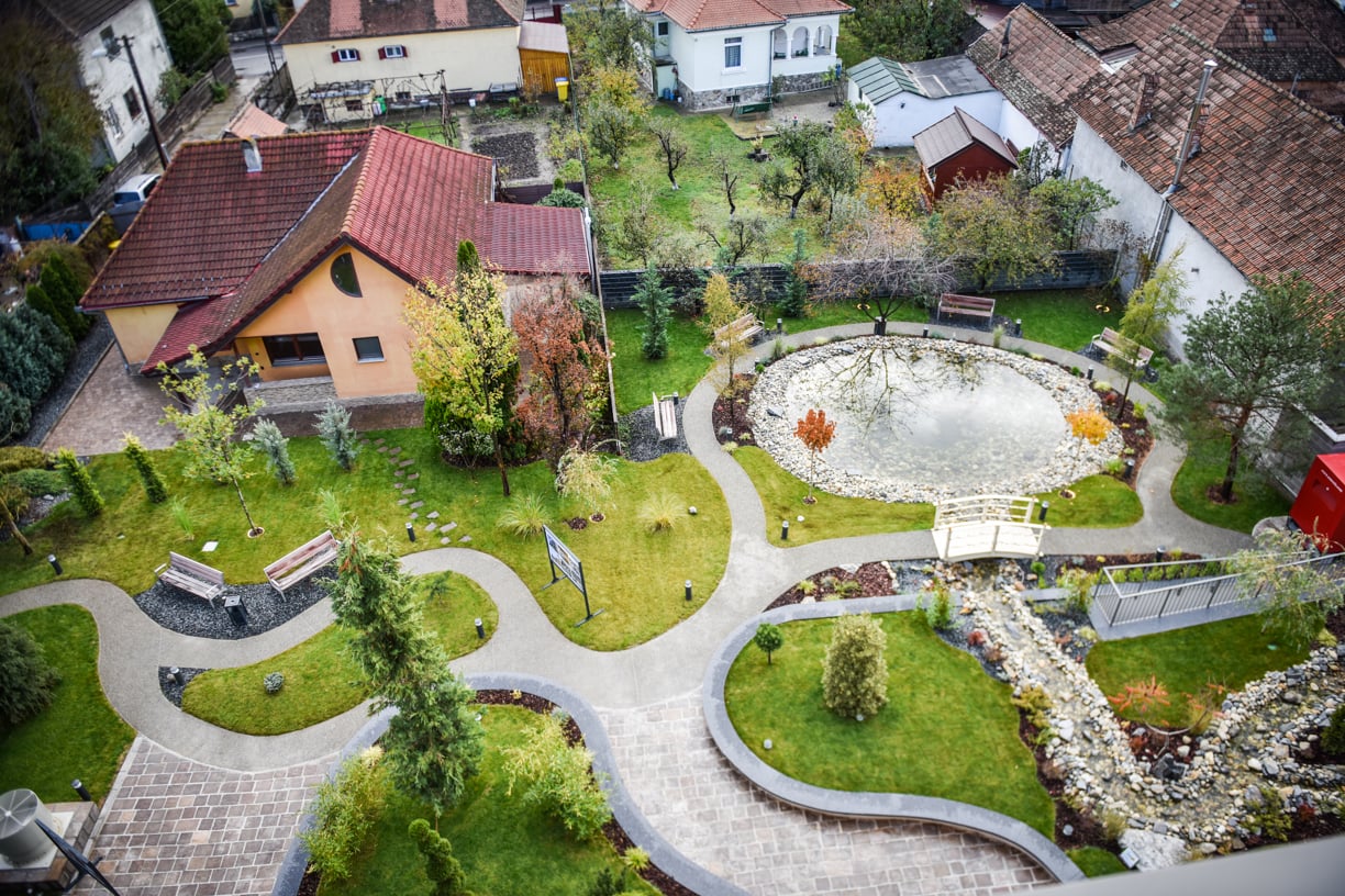 O parcare-exemplu pentru Sibiu: nu au vrut să sacrifice spațiul verde pentru mașini. „Nu cu același profit, dar se poate respecta și legea”