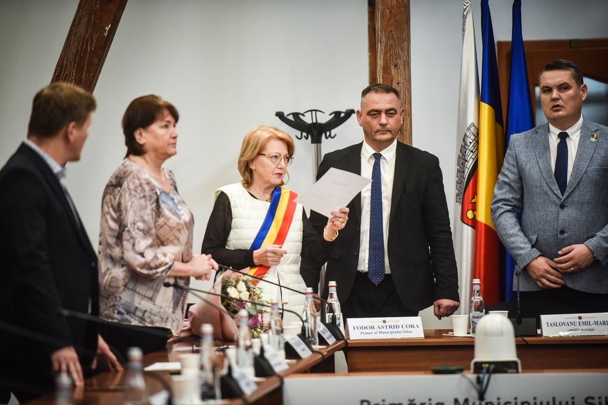 Fostul viceprimar Corina Bokor, primarul Astrid Fodor și secretarul Dorin Nistor. Foto: arhiva turnulsfatului.ro