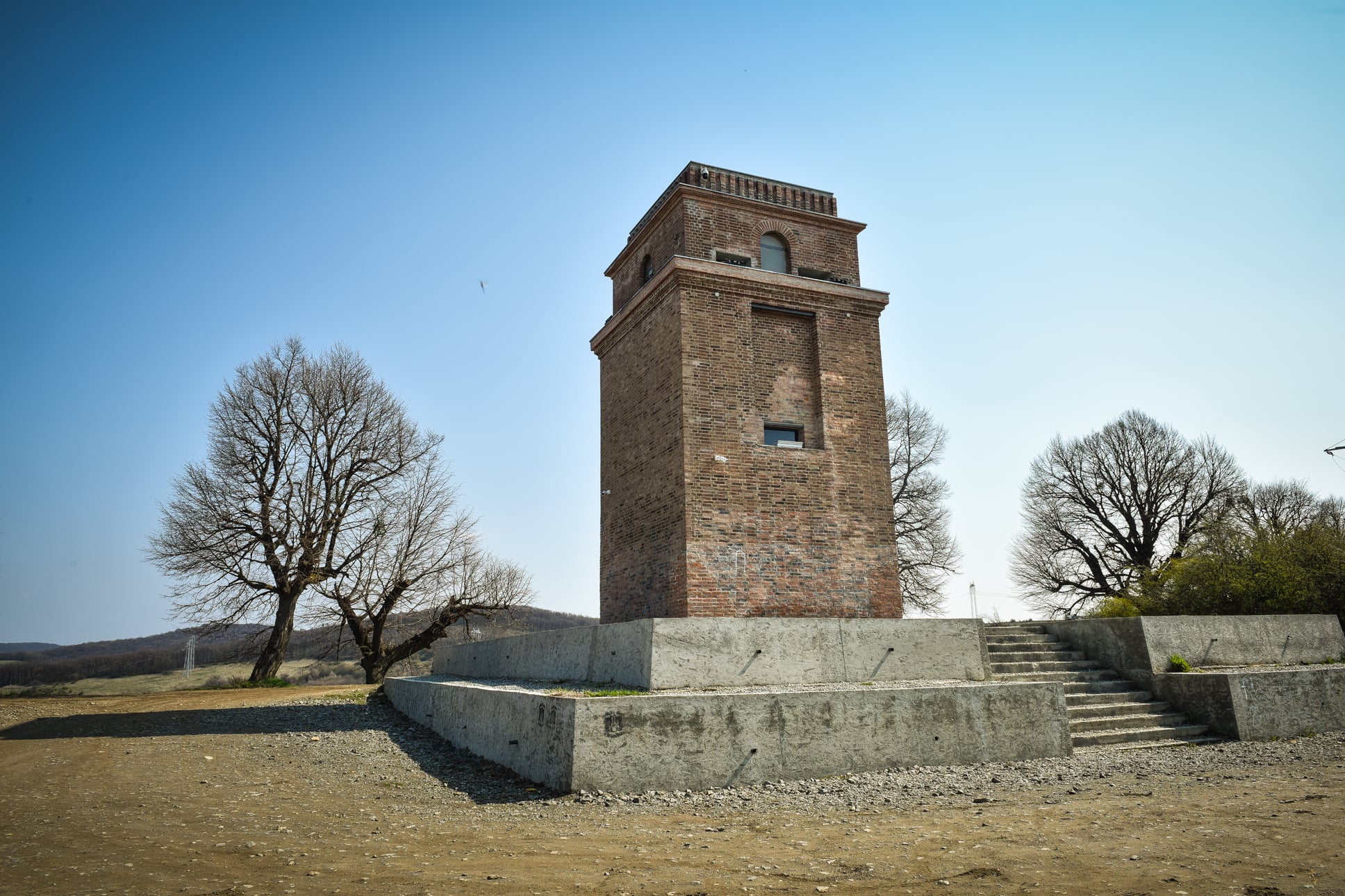 Turnul memorial din Dealul Gușteriței are un monument înrudit pe Valea Oltului mai puțin cunoscut. Ambele elogiază vitejia nemților împotriva românilor în Bătălia Sibiului