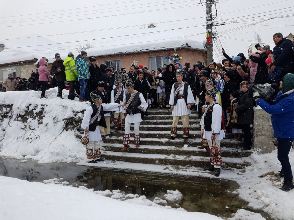 Ce facem în primul weekend din an? Drumeții, petreceri, Udatul Ionilor la Tălmăcel