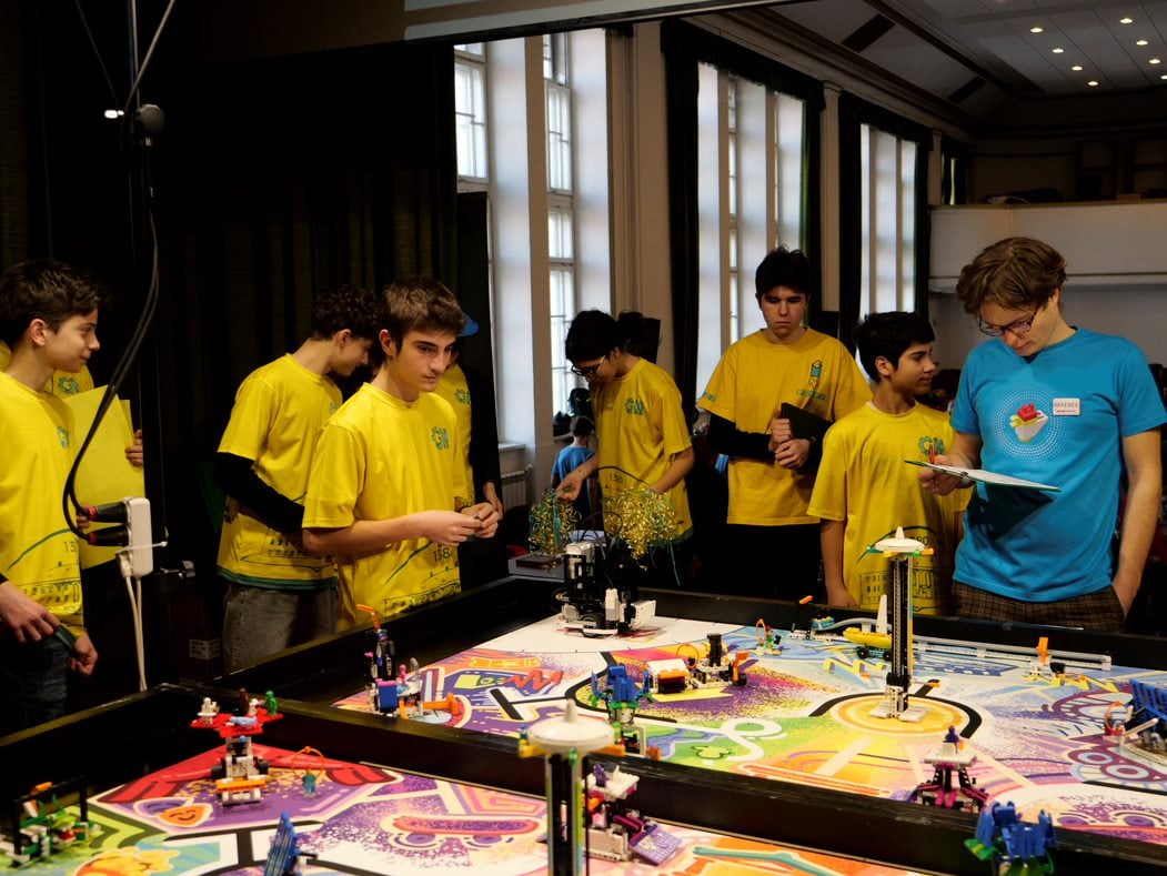 Echipa de robotică a juniorilor de la Colegiul Brukenthal s-a calificat la etapa națională a Concursului First Lego League