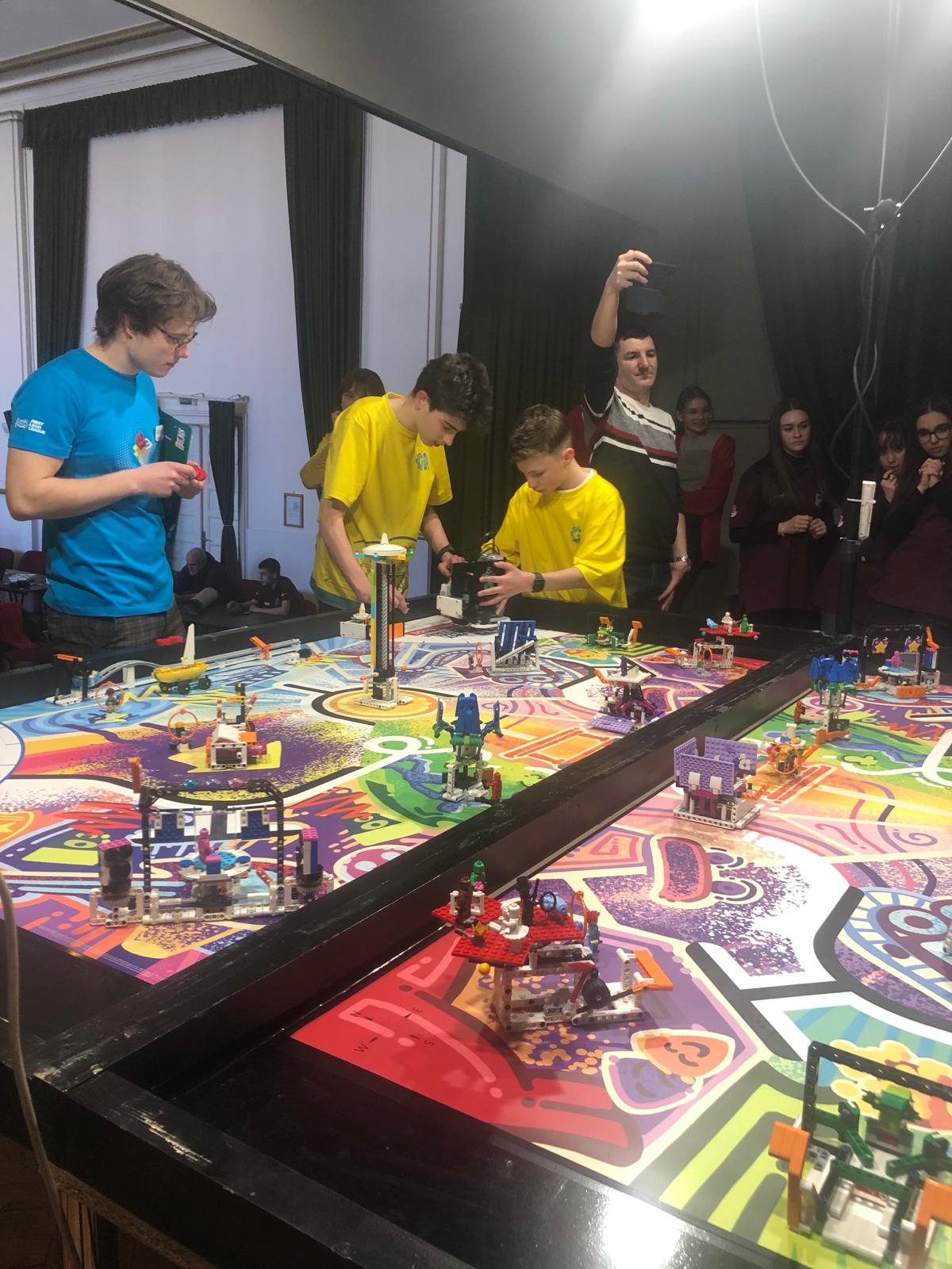 Echipa de robotică a juniorilor de la Colegiul Brukenthal s-a calificat la etapa națională a Concursului First Lego League