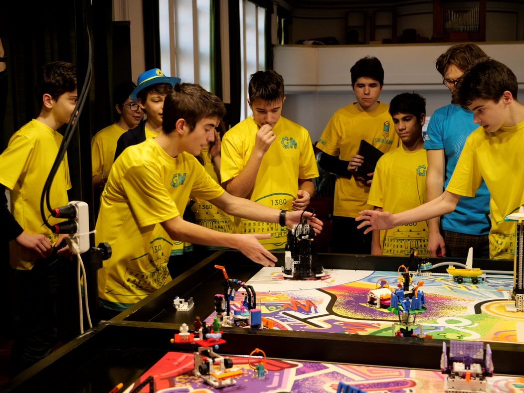 Echipa de robotică a juniorilor de la Colegiul Brukenthal s-a calificat la etapa națională a Concursului First Lego League
