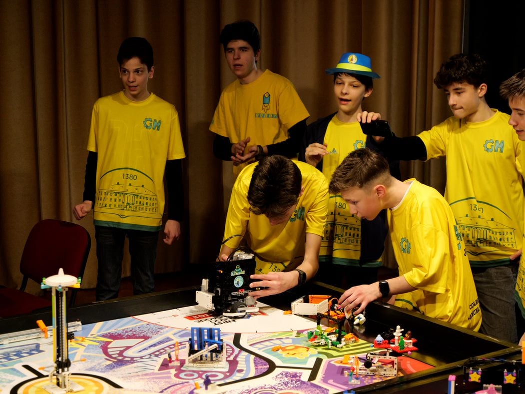 Echipa de robotică a juniorilor de la Colegiul Brukenthal s-a calificat la etapa națională a Concursului First Lego League