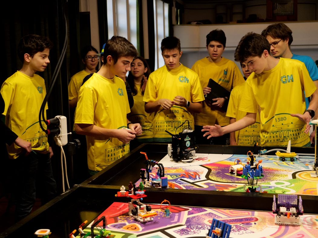 Echipa de robotică a juniorilor de la Colegiul Brukenthal s-a calificat la etapa națională a Concursului First Lego League