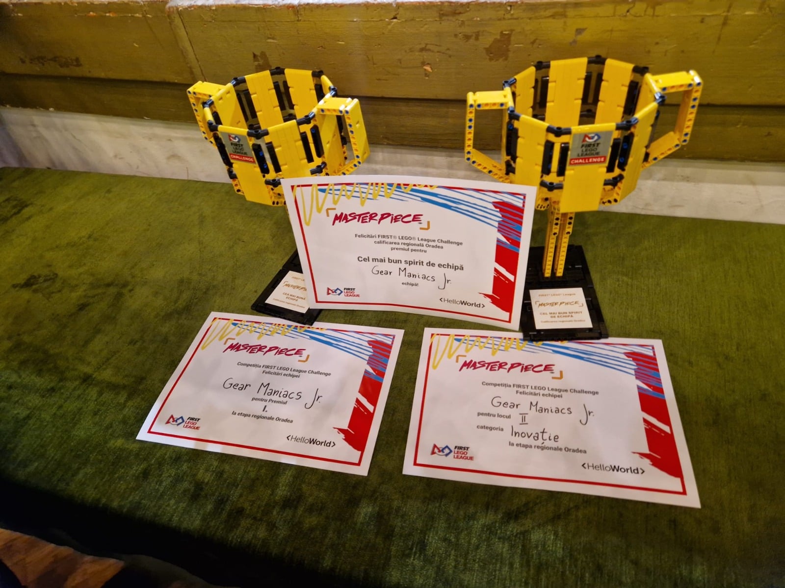 Echipa de robotică a juniorilor de la Colegiul Brukenthal s-a calificat la etapa națională a Concursului First Lego League