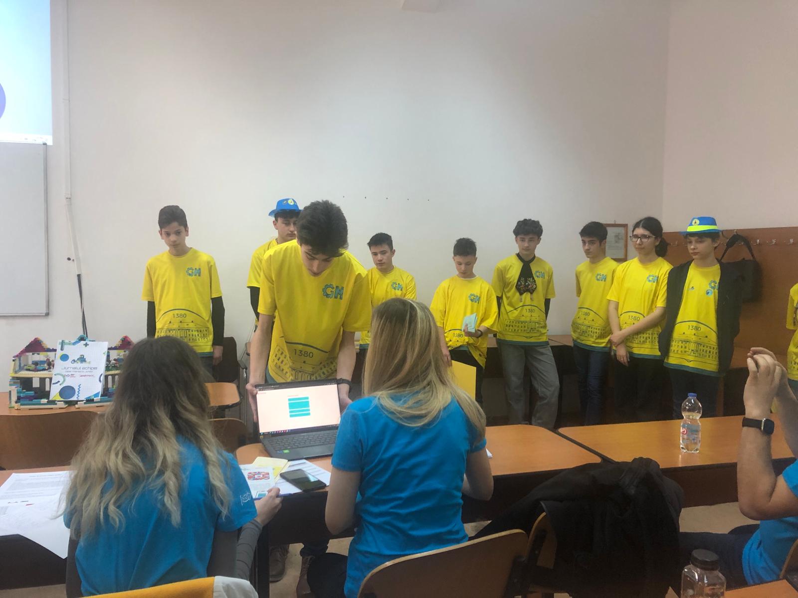 Echipa de robotică a juniorilor de la Colegiul Brukenthal s-a calificat la etapa națională a Concursului First Lego League