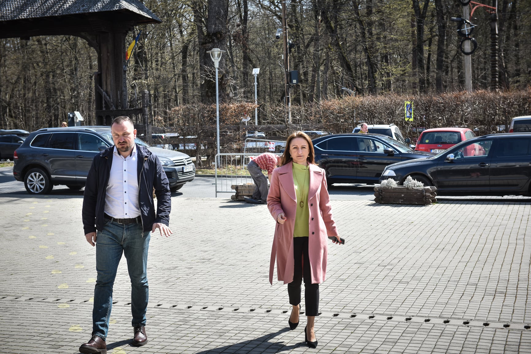 Slăbiciunile președintei: mașina Danielei Cîmpean e plătită de firma administratorului Bibu. Într-o încrengătură de contracte, de la case pentru orfani, la publicitate