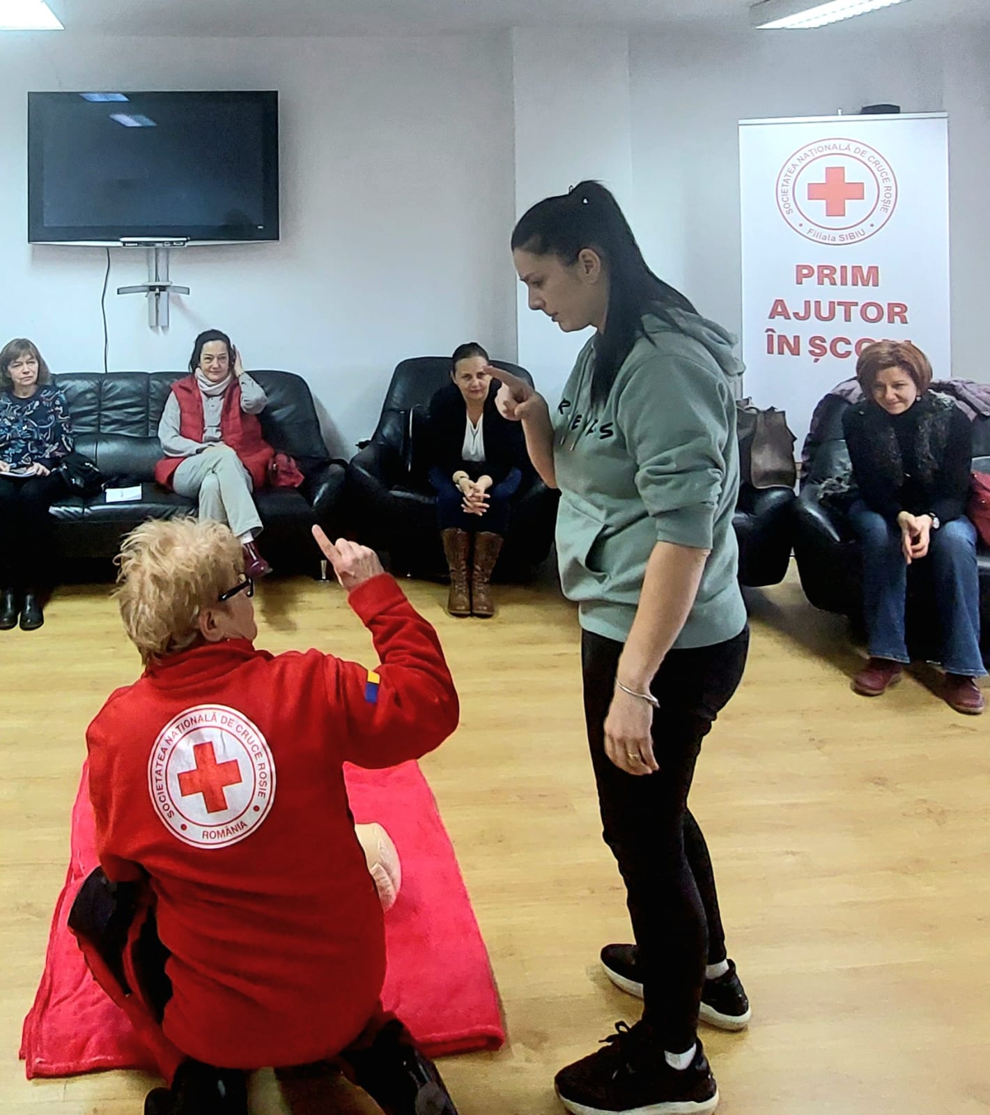 460 de profesori din județul Sibiu vor învăța să acorde primul ajutor de la instructorii Crucii Roșii Sibiu