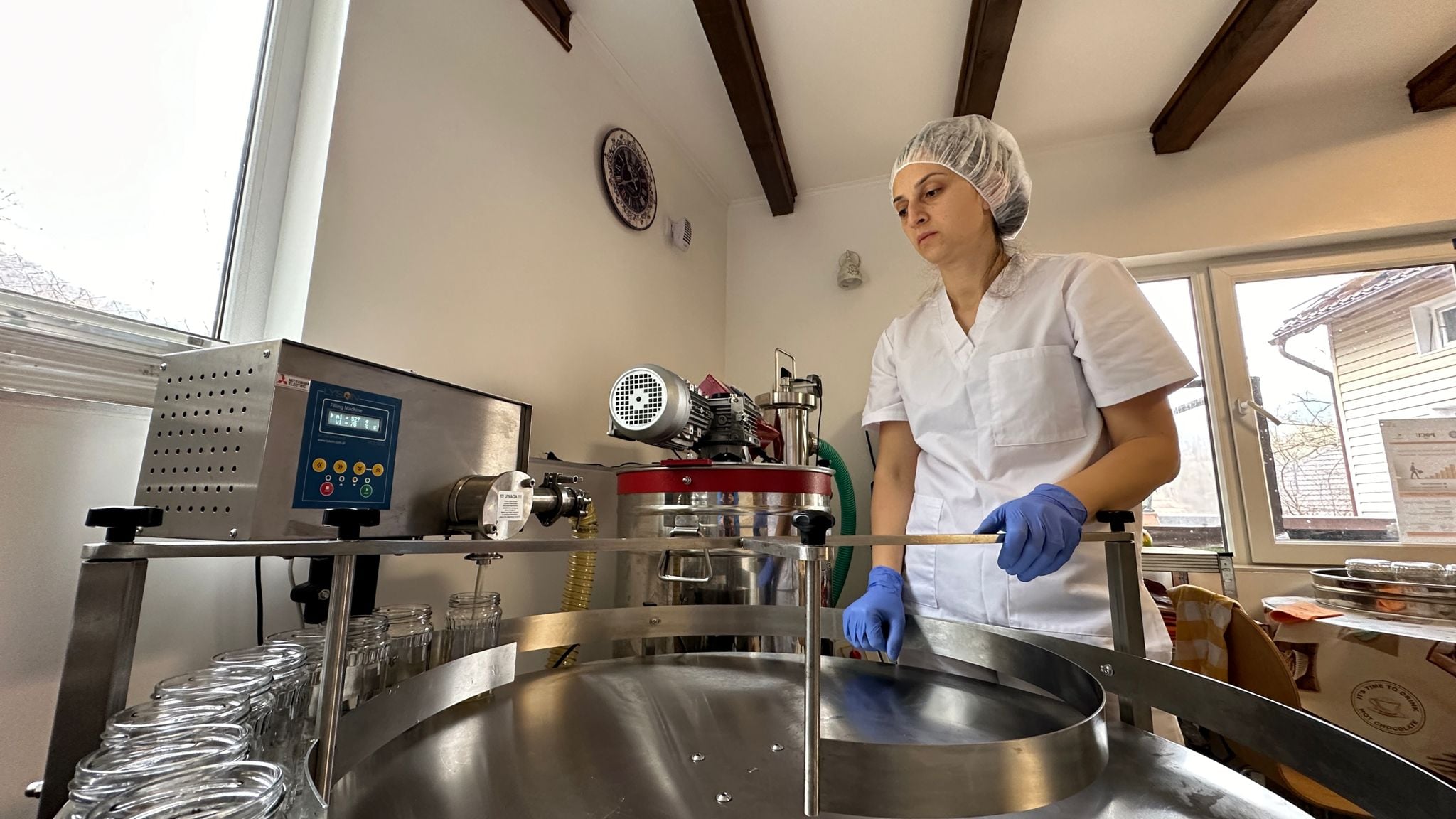 Noua generație de fermieri: Cum arată o făbricuță de 100.000 de euro din Mărginimea Sibiului, unde se produce miere biologică naturală