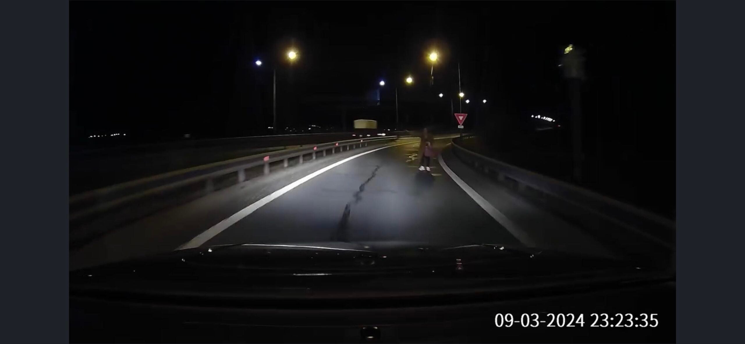 femeie-pe-autostrada-ecw6