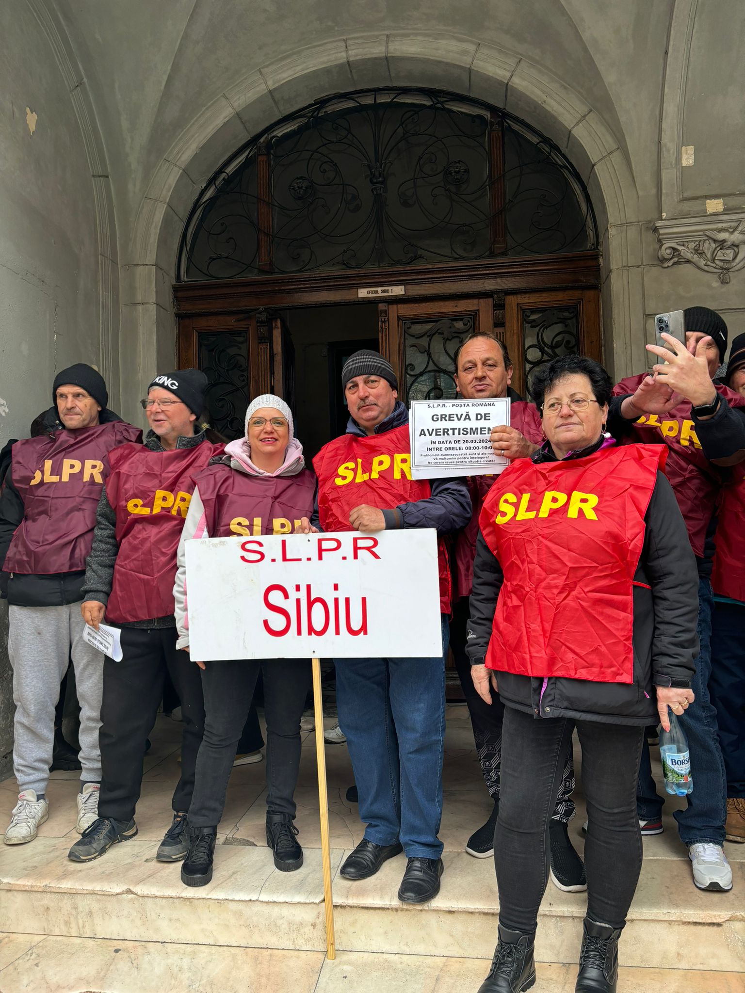 Grevă de avertisment la Poșta Sibiu. Poștaș: „După 34 de ani, eu am salariul de 2.200 de lei în mână”