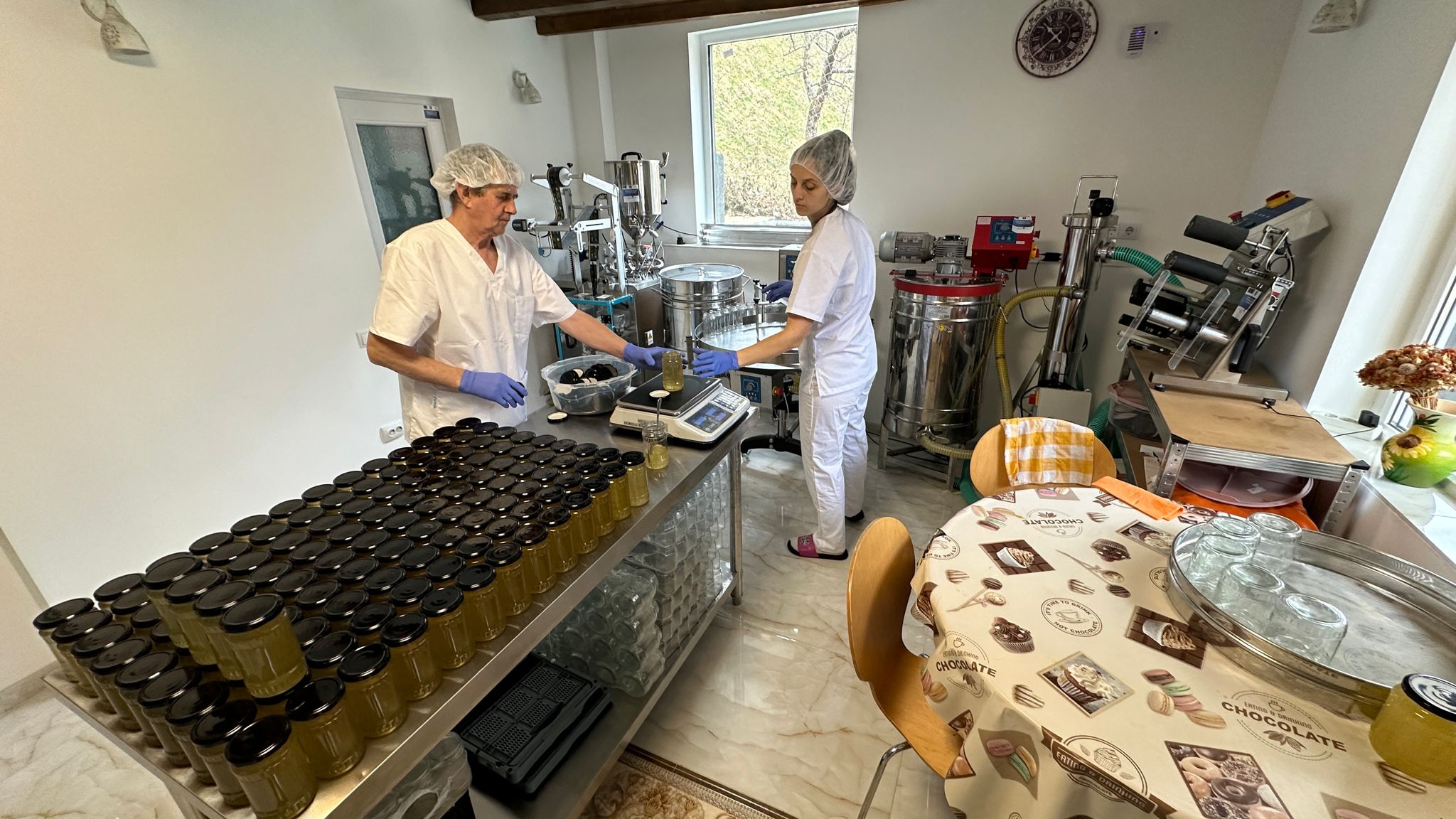Noua generație de fermieri: Cum arată o făbricuță de 100.000 de euro din Mărginimea Sibiului, unde se produce miere biologică naturală