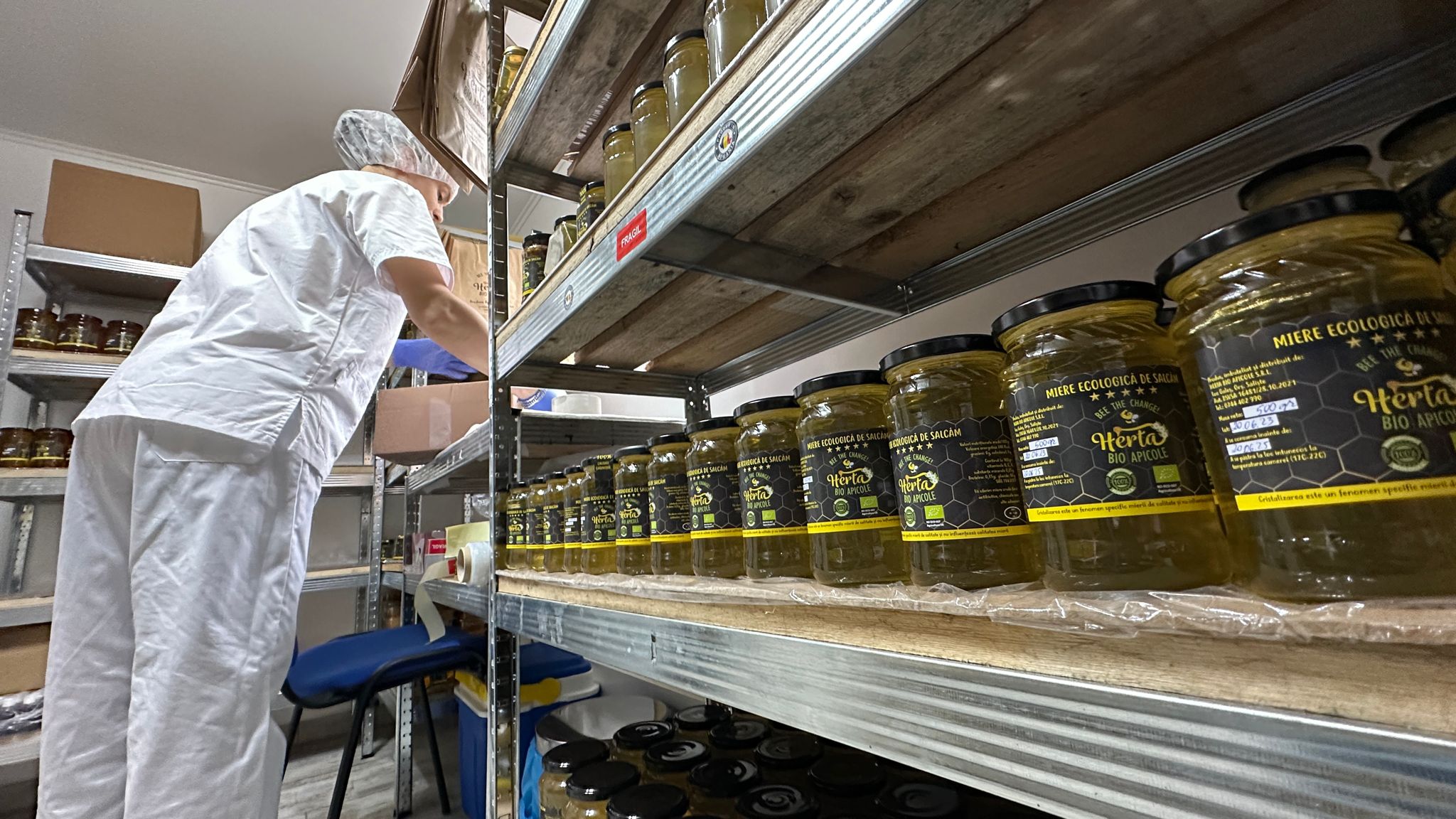 Noua generație de fermieri: Cum arată o făbricuță de 100.000 de euro din Mărginimea Sibiului, unde se produce miere biologică naturală