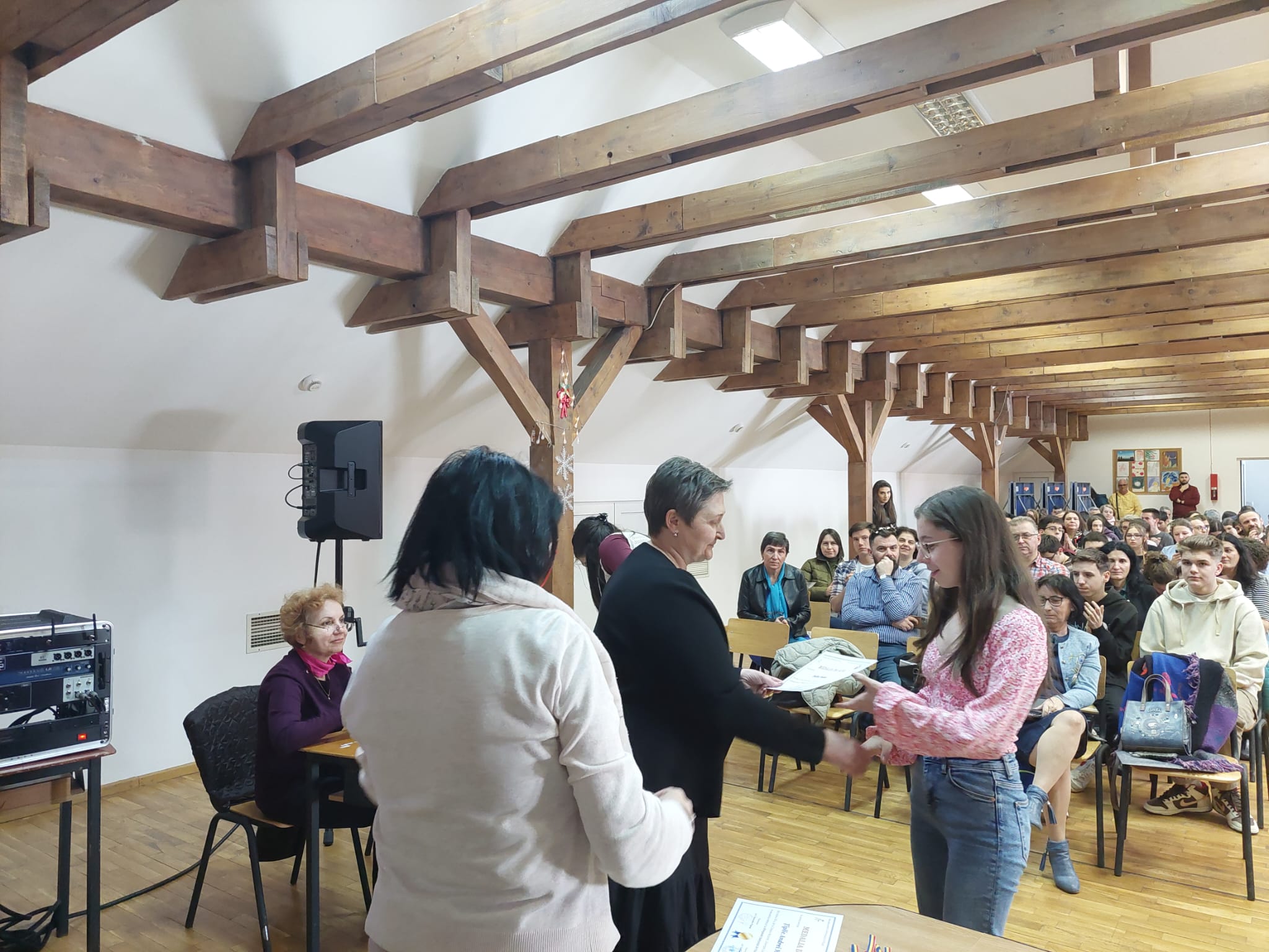 Fizica are cel mai mare lot de participare la o olimpiadă națională. Peste 100 de elevi și profesori au fost premiați la Colegiul Lazăr