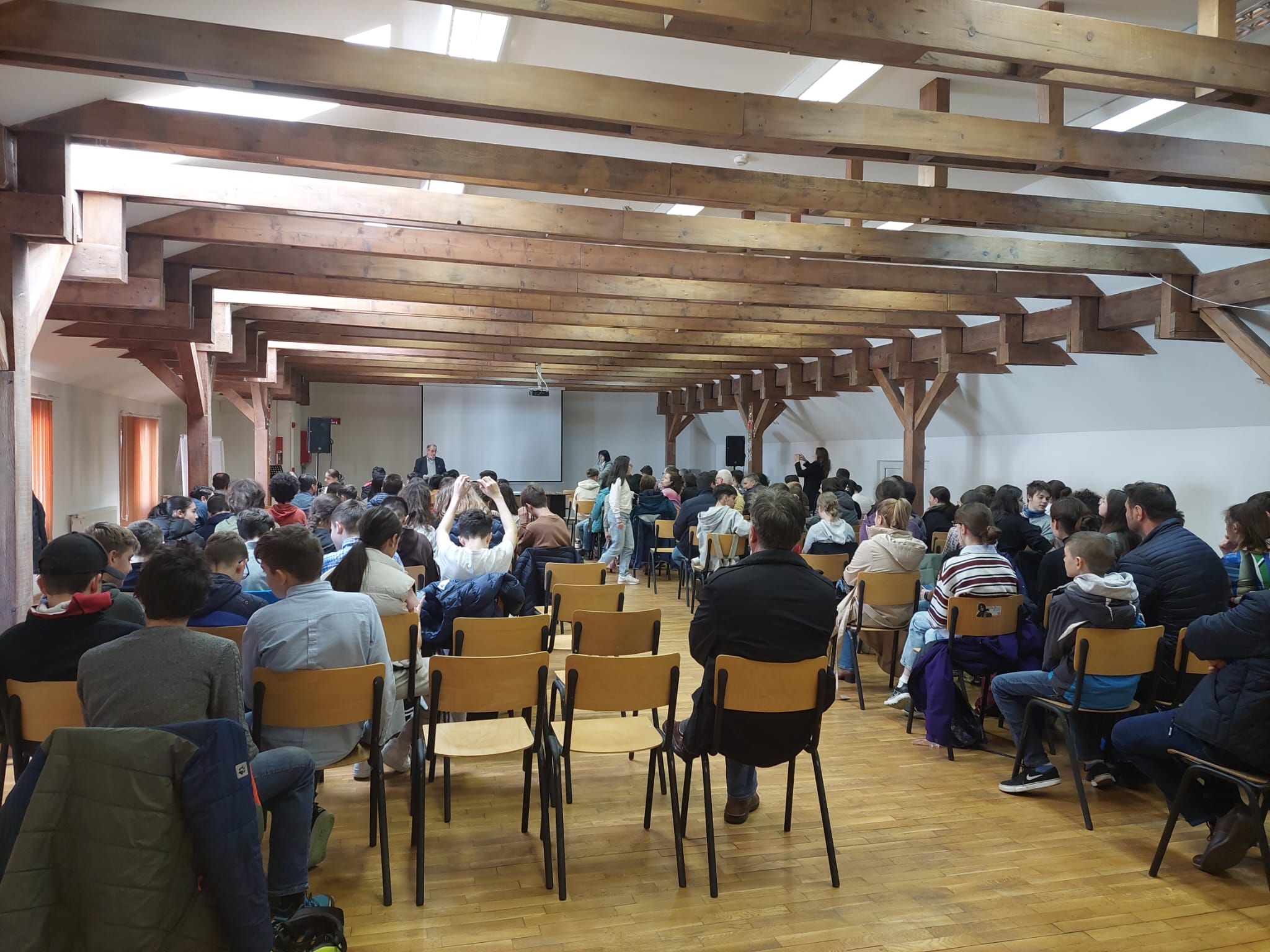 Fizica are cel mai mare lot de participare la o olimpiadă națională. Peste 100 de elevi și profesori au fost premiați la Colegiul Lazăr