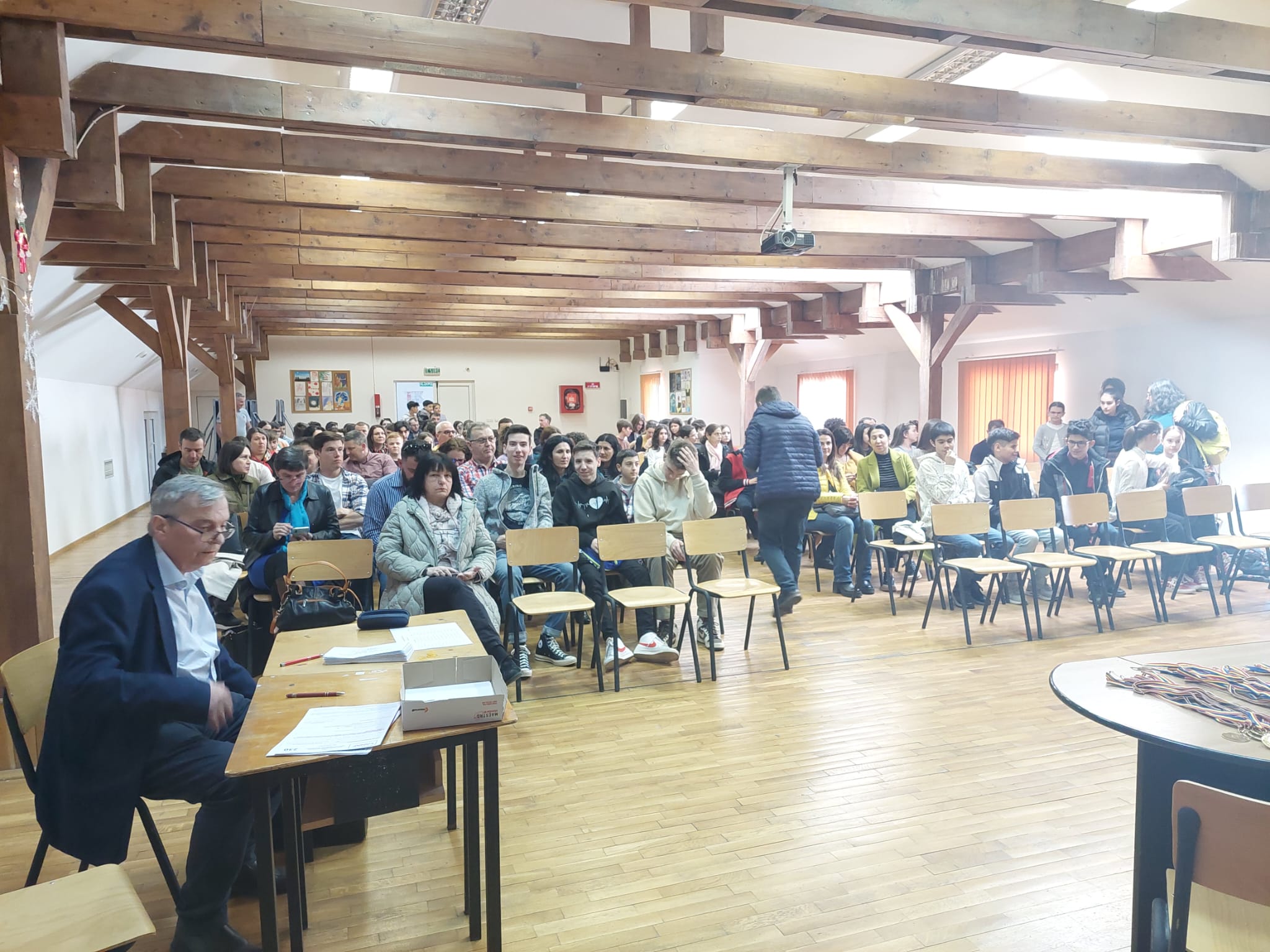 Fizica are cel mai mare lot de participare la o olimpiadă națională. Peste 100 de elevi și profesori au fost premiați la Colegiul Lazăr