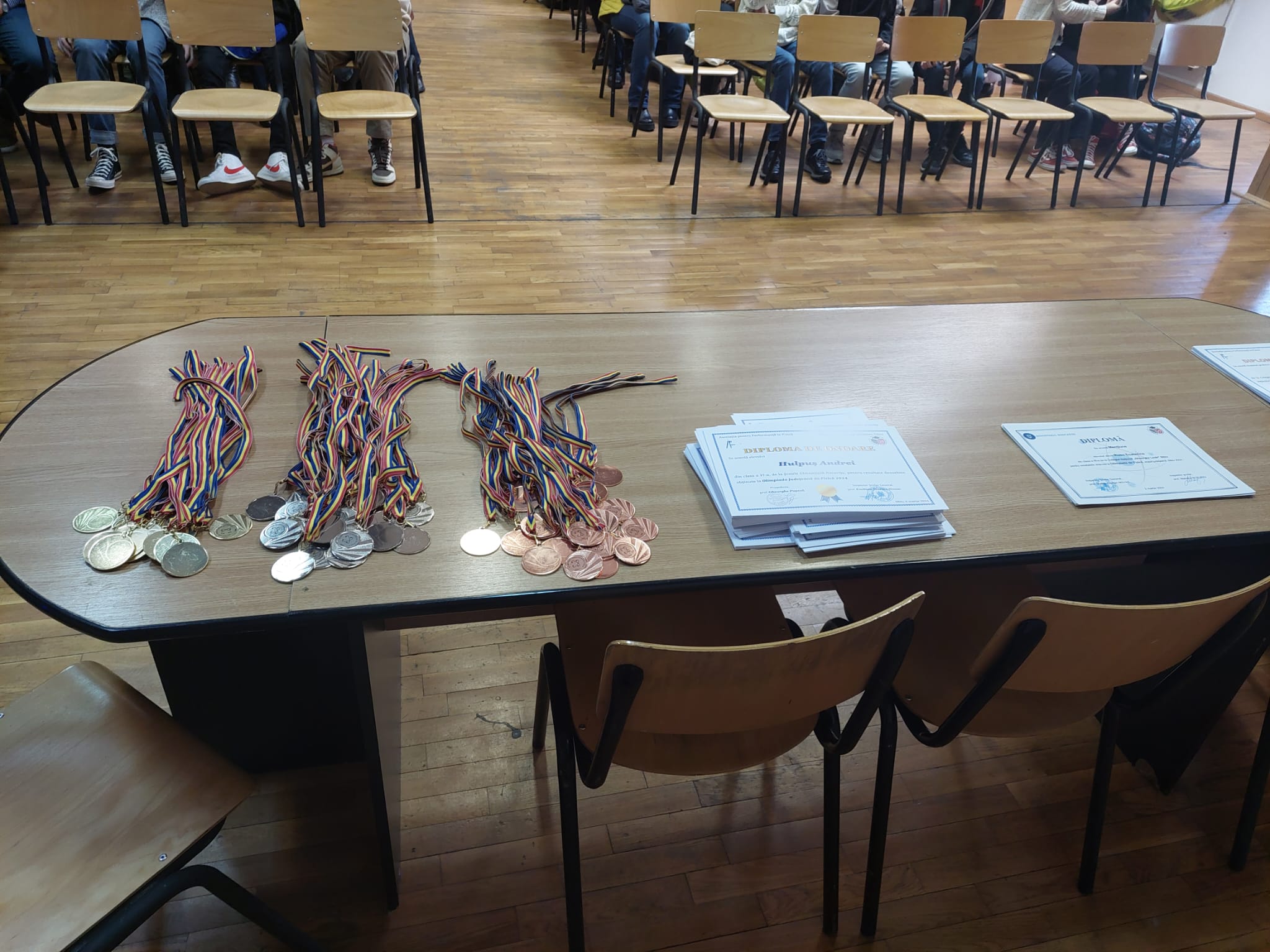 Fizica are cel mai mare lot de participare la o olimpiadă națională. Peste 100 de elevi și profesori au fost premiați la Colegiul Lazăr