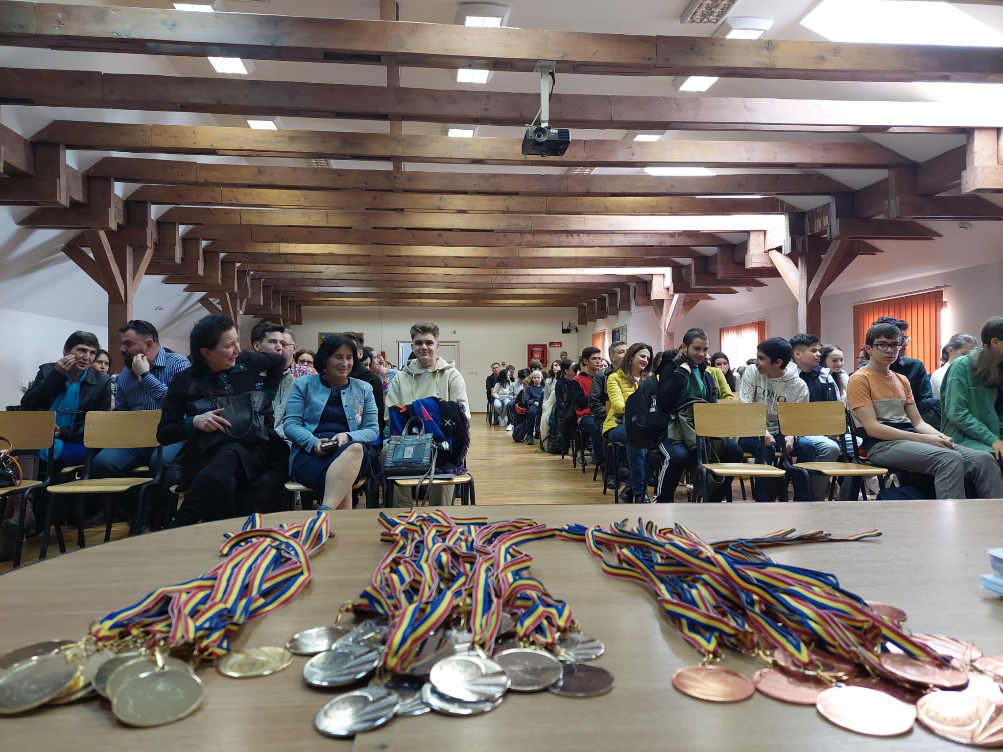 Fizica are cel mai mare lot de participare la o olimpiadă națională. Peste 100 de elevi și profesori au fost premiați la Colegiul Lazăr