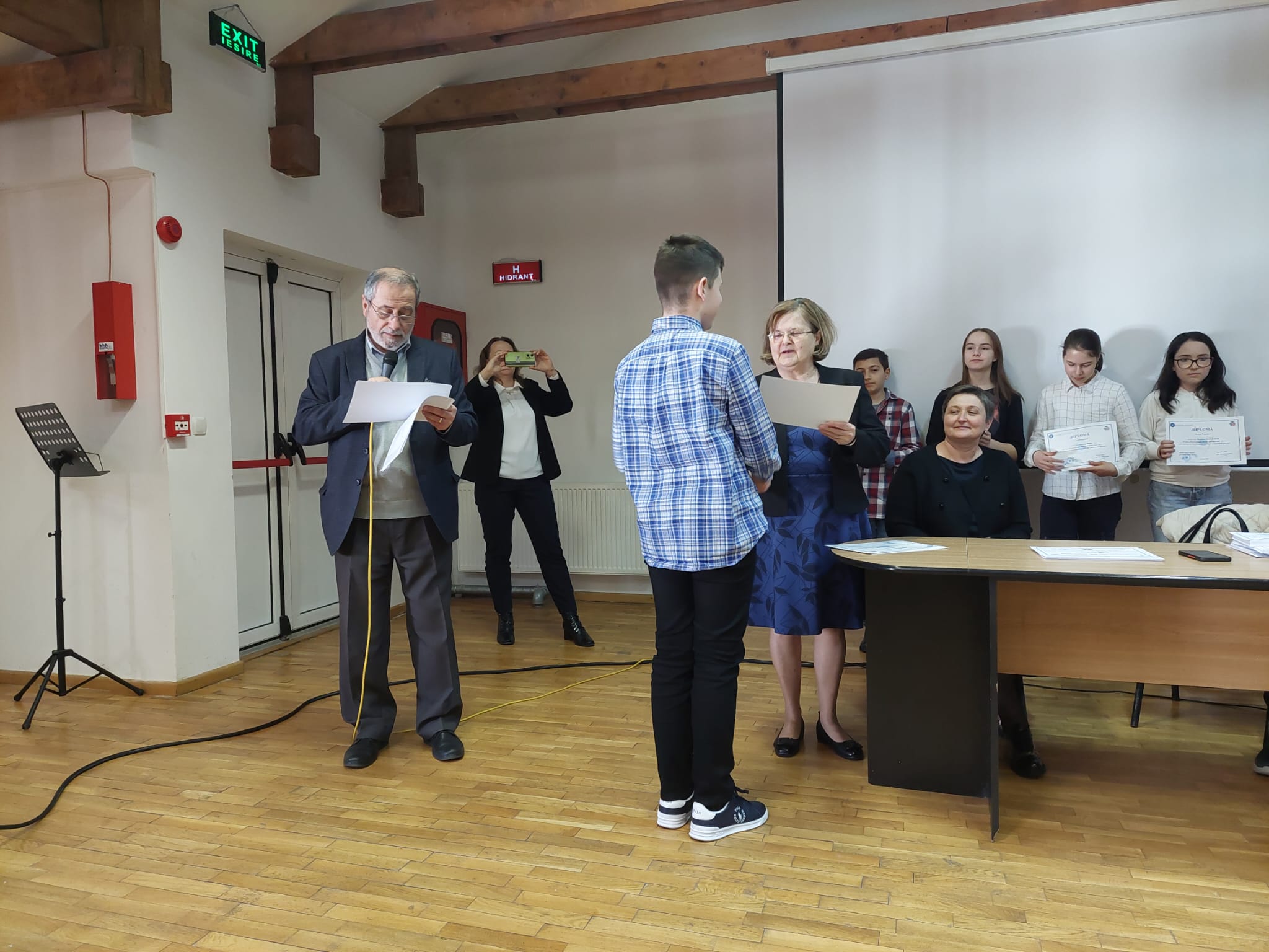Fizica are cel mai mare lot de participare la o olimpiadă națională. Peste 100 de elevi și profesori au fost premiați la Colegiul Lazăr
