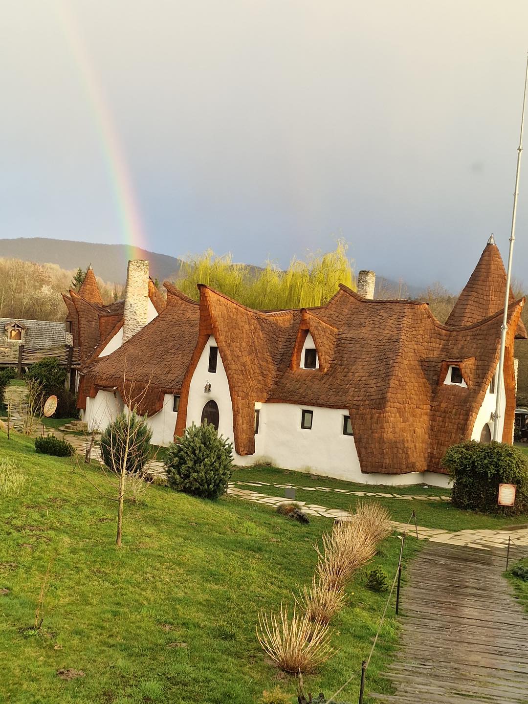 Efectul negativ al turismului de masă: Castelul de Lut Valea Zânelor schimbă regulile de vizitare și rămâne deschis doar pentru clienții terasei