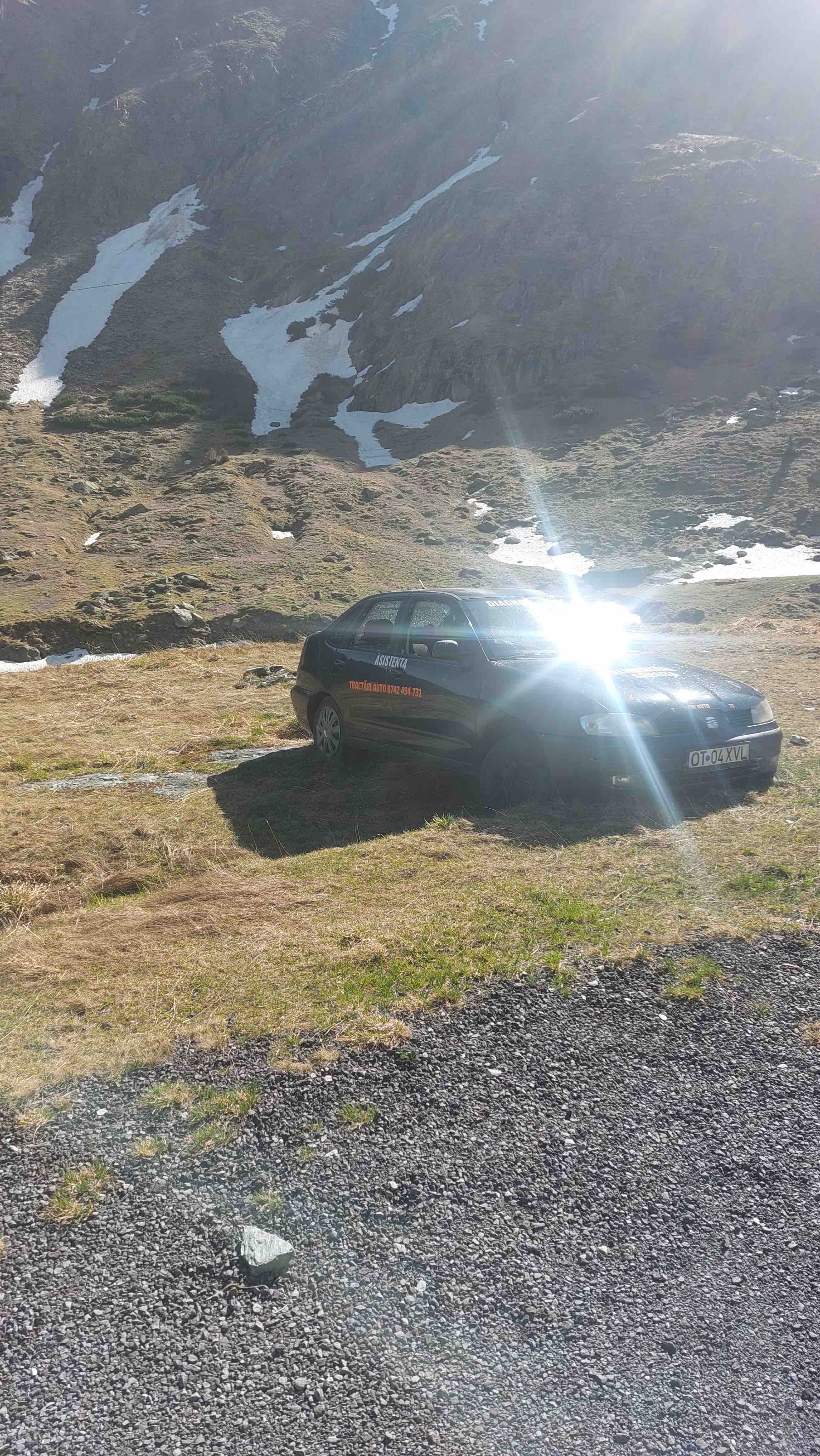 Epavă-reclamă abandonată pe Transfăgărășan: Proprietarul spune că nu o poate lua din cauza autorităților, autoritățile dau vina pe proprietar
