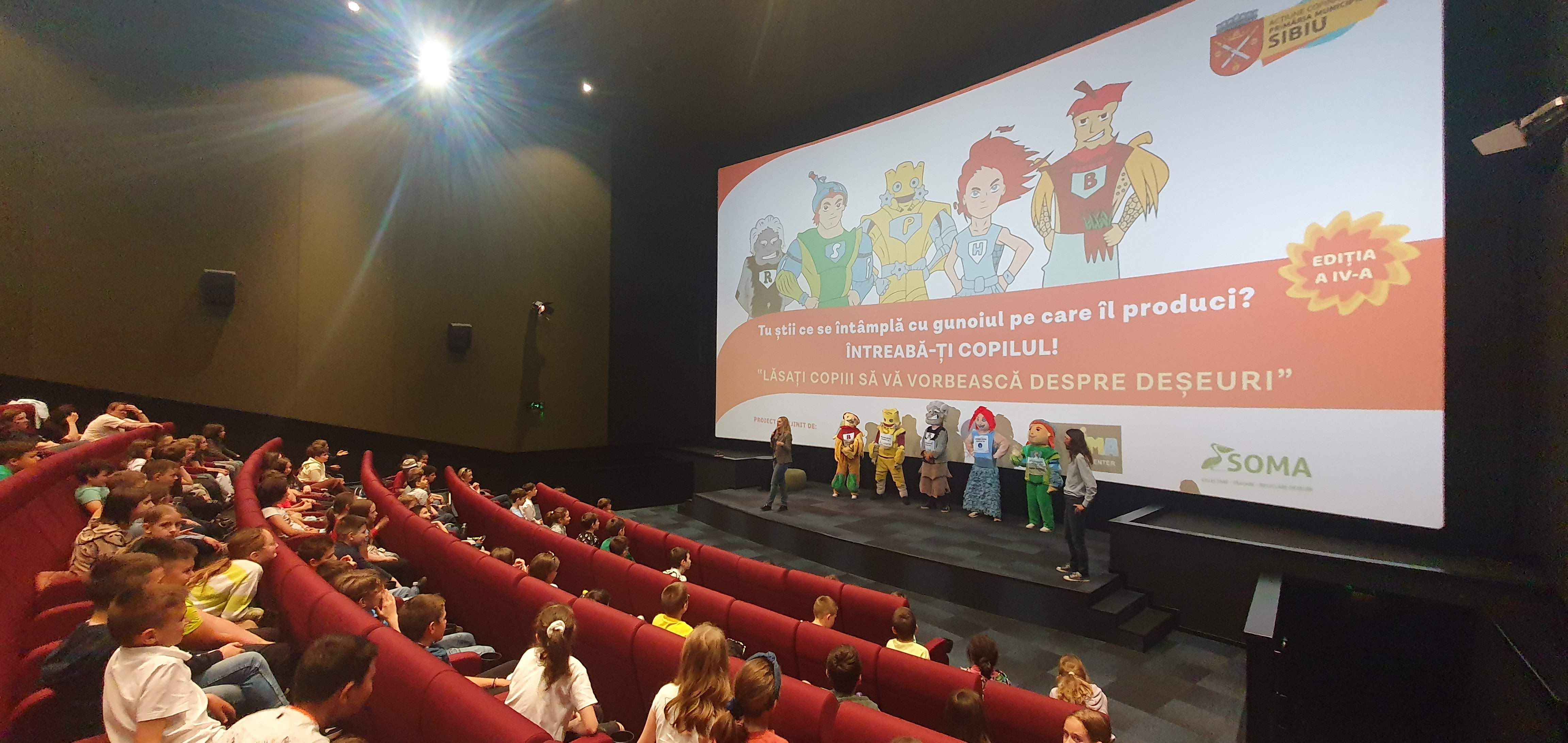 600 de elevi din mai multe școli sibiene participă joi și vineri la proiectul educativ „Lăsați copiii să vă vorbească despre deșeuri”