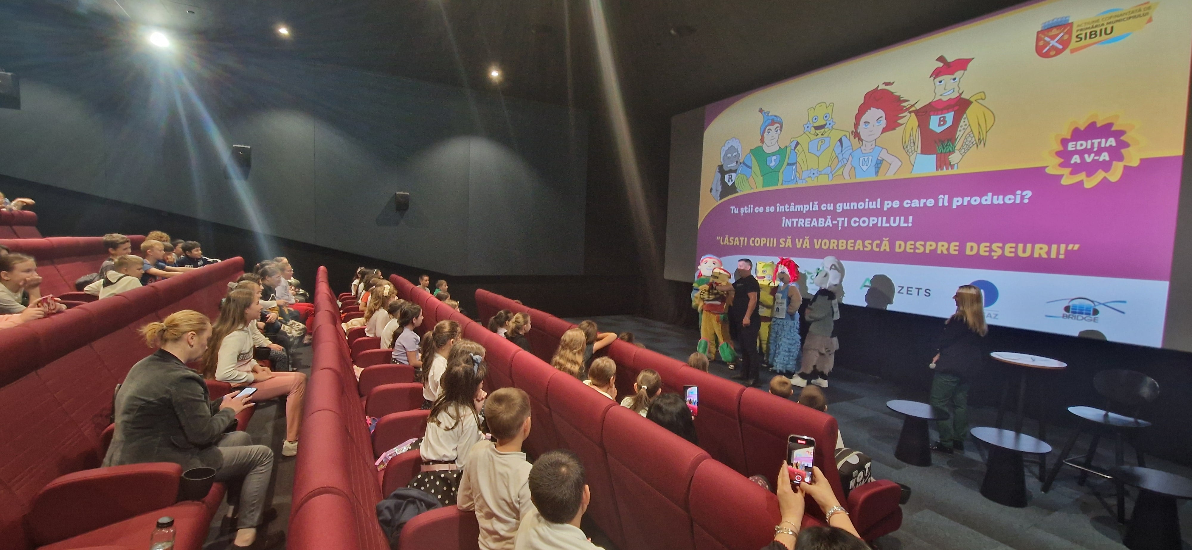 Peste 300 de elevi de la două școli din Sibiu au participat, în a doua zi, la proiectul educativ ”Lăsați copiii să vă vorbească despre deșeuri”