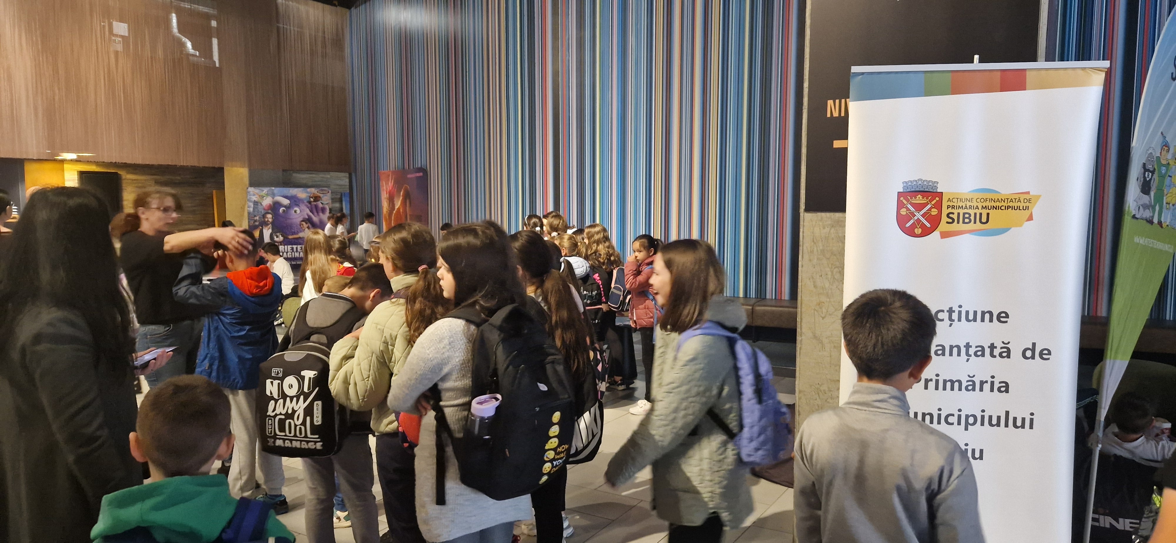 Peste 300 de elevi de la două școli din Sibiu au participat, în a doua zi, la proiectul educativ ”Lăsați copiii să vă vorbească despre deșeuri”