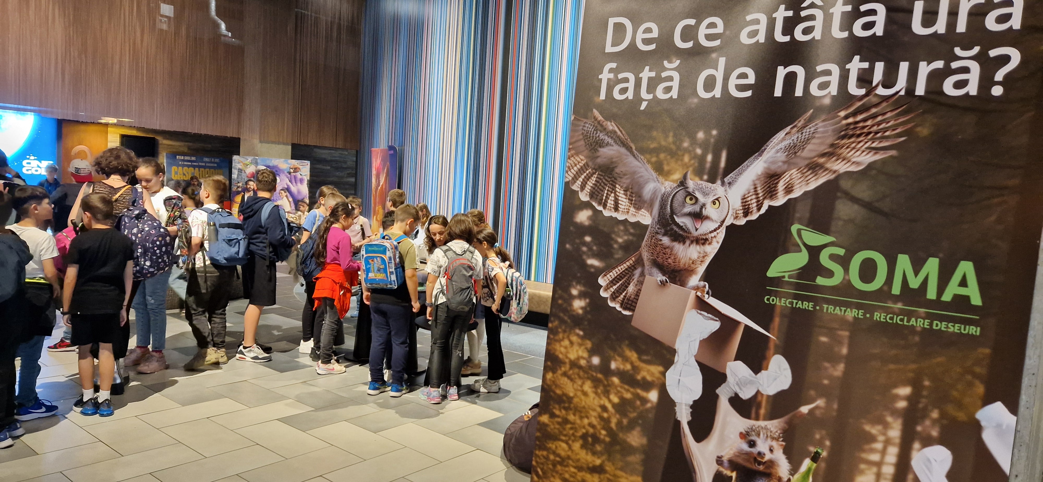 Peste 350 de copii de la trei școli din Sibiu au participat, în prima zi, la proiectul educativ ”Lăsați copiii să vă vorbească despre deșeuri”