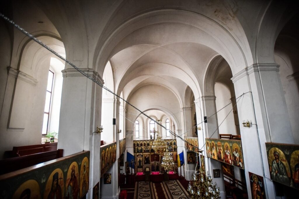 Persoanele mai în vârstă preferă să vină la Biserica Azilului pentru că le este mai aproape de casă. Foto: arhiva turnulsfatului.ro