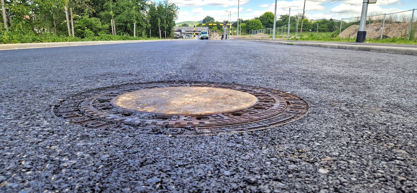 În premieră, pe o stradă din Sibiu au fost montate capace de canal „autonivelante”. „Nu va mai fi diferență între asfalt și capacele de canal”