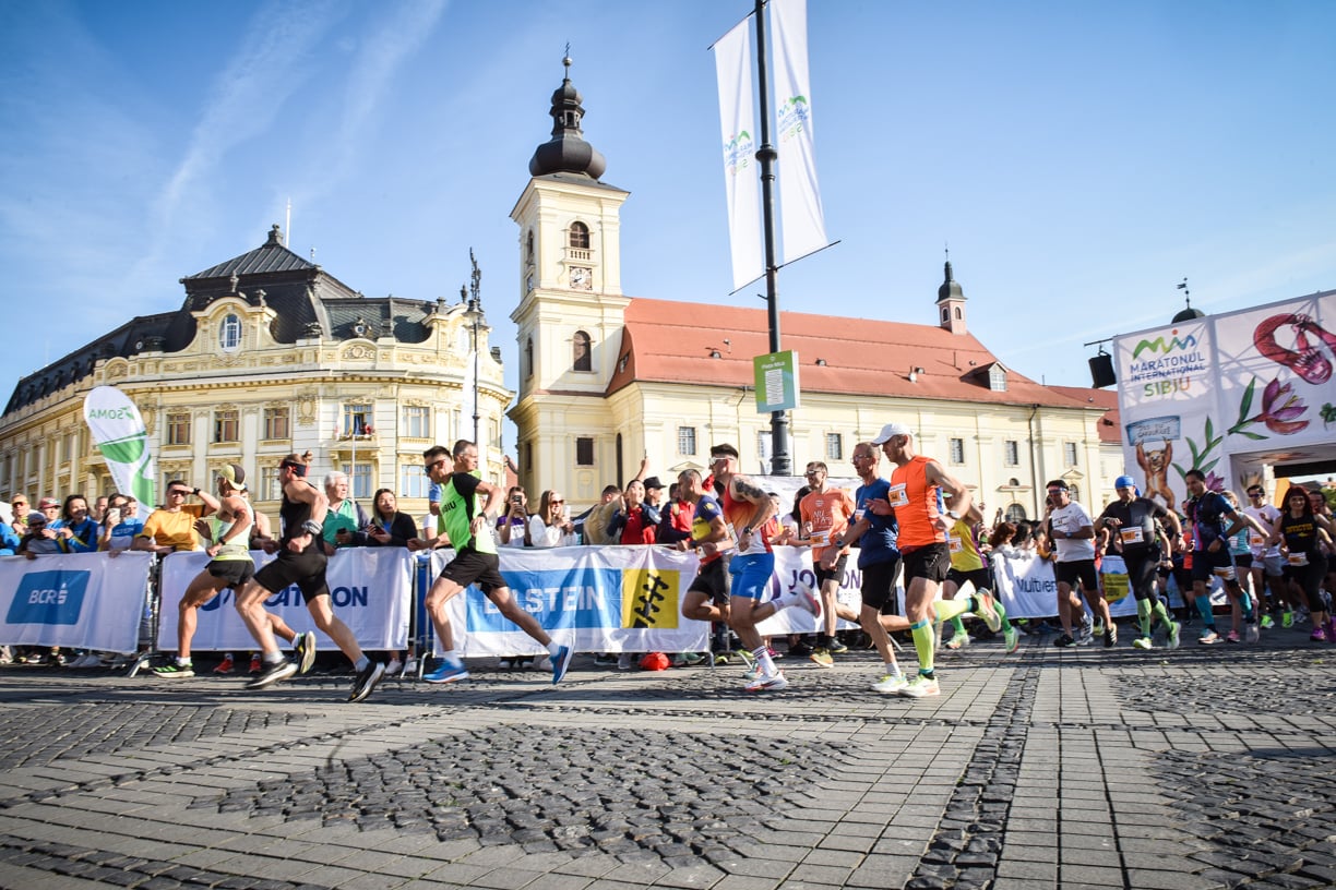 Mii de alergători în Piața Mare, la cea mai mare ediție a Maratonului Internațional Sibiu. „Atmosfera este energizantă și de asta avem nevoie acum. Am venit special din Blaj pentru maraton”