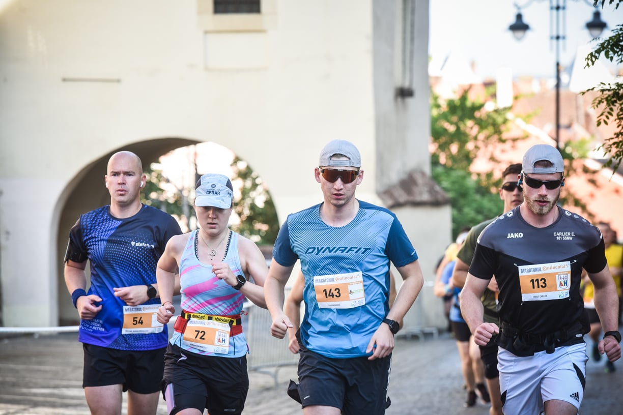 Mii de alergători în Piața Mare, la cea mai mare ediție a Maratonului Internațional Sibiu. „Atmosfera este energizantă și de asta avem nevoie acum. Am venit special din Blaj pentru maraton”