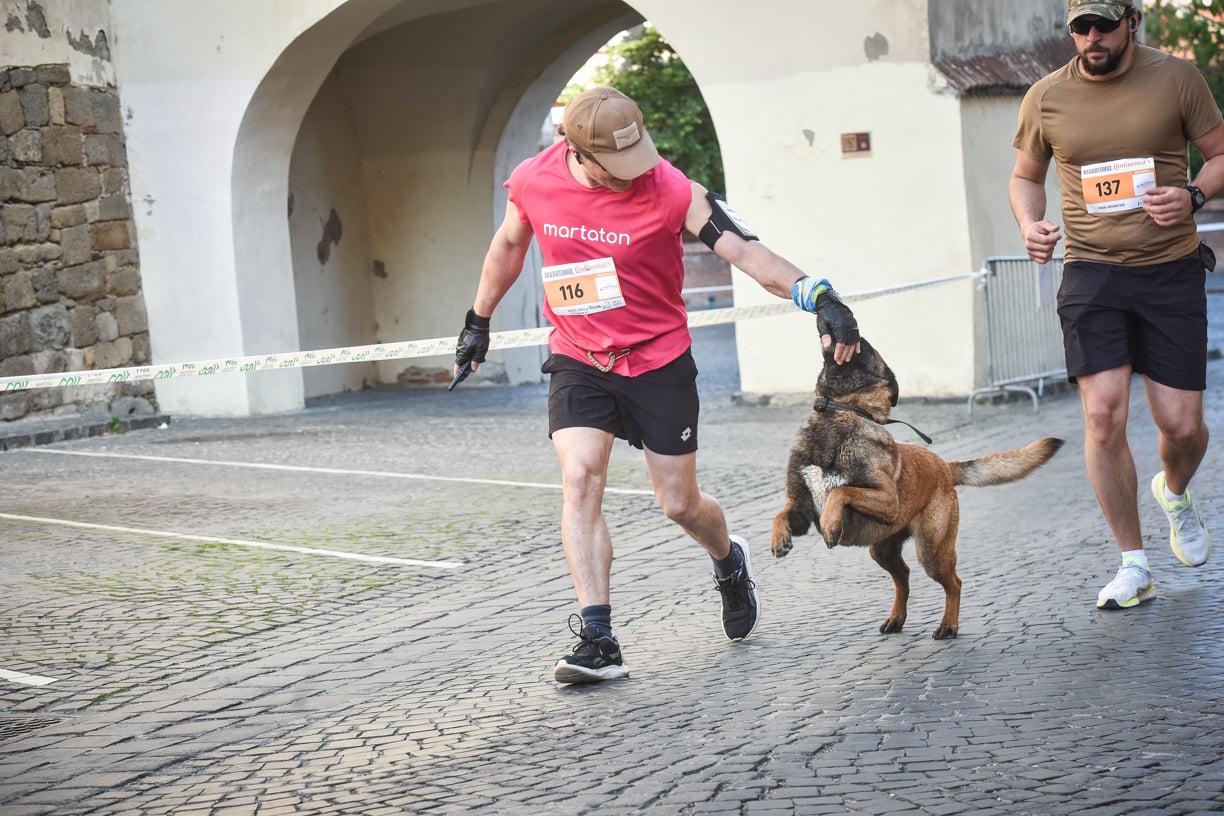 Mii de alergători în Piața Mare, la cea mai mare ediție a Maratonului Internațional Sibiu. „Atmosfera este energizantă și de asta avem nevoie acum. Am venit special din Blaj pentru maraton”