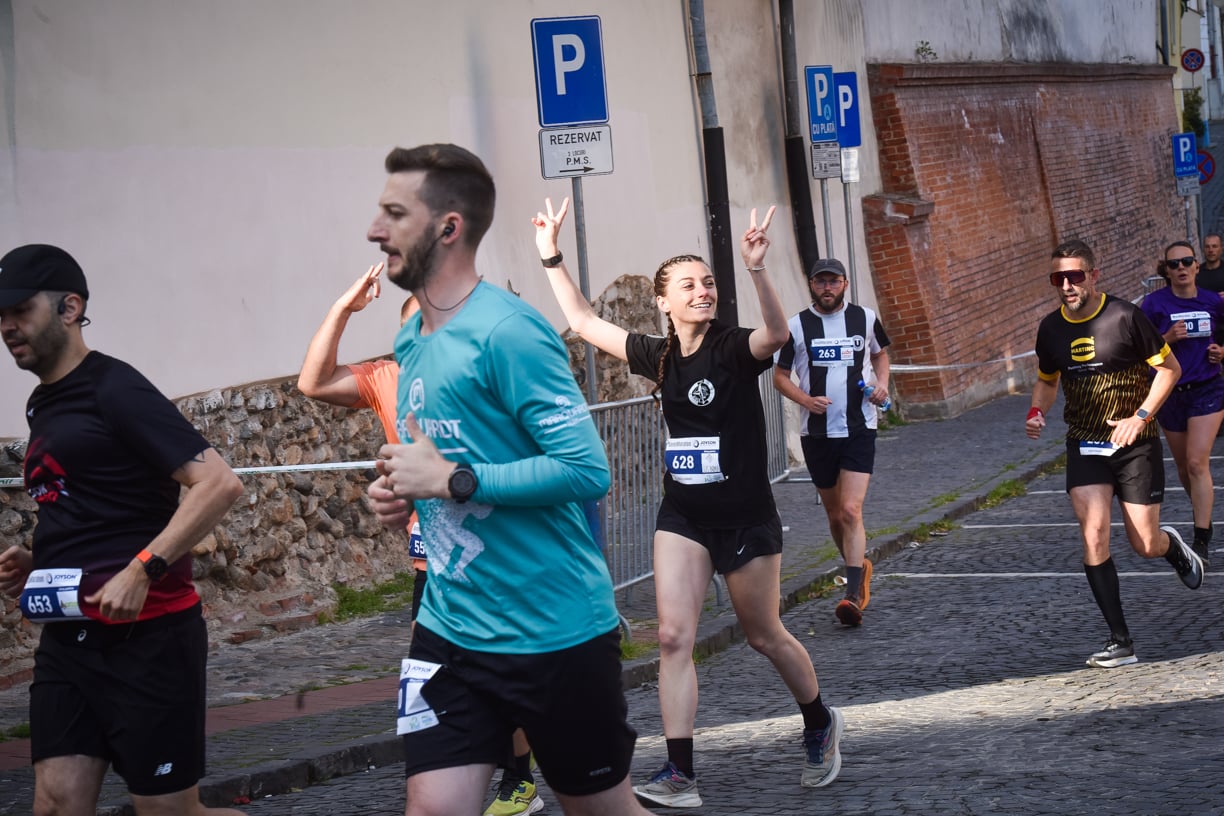 Mii de alergători în Piața Mare, la cea mai mare ediție a Maratonului Internațional Sibiu. „Atmosfera este energizantă și de asta avem nevoie acum. Am venit special din Blaj pentru maraton”