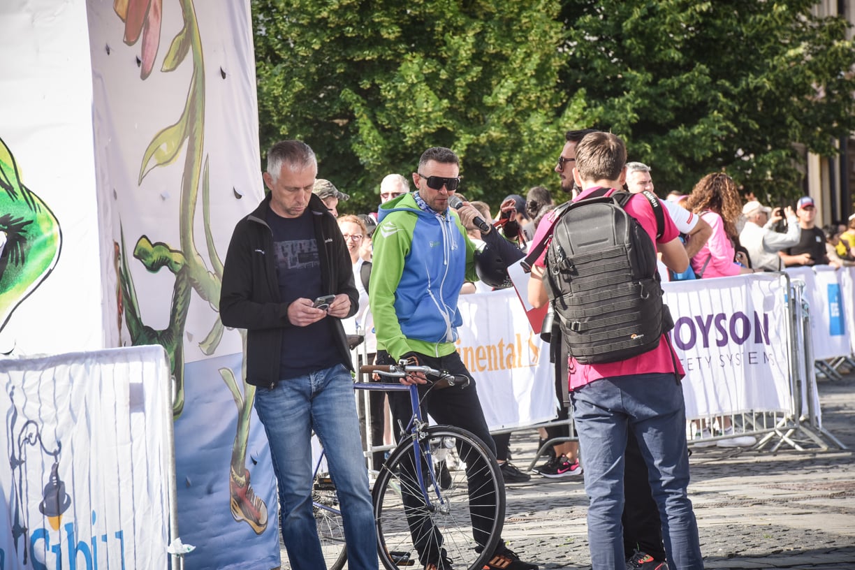 Mii de alergători în Piața Mare, la cea mai mare ediție a Maratonului Internațional Sibiu. „Atmosfera este energizantă și de asta avem nevoie acum. Am venit special din Blaj pentru maraton”