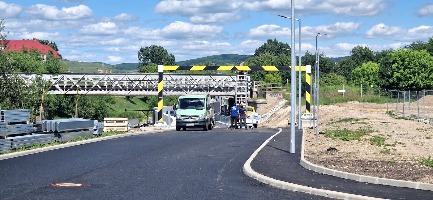 În premieră, pe o stradă din Sibiu au fost montate capace de canal „autonivelante”. „Nu va mai fi diferență între asfalt și capacele de canal”
