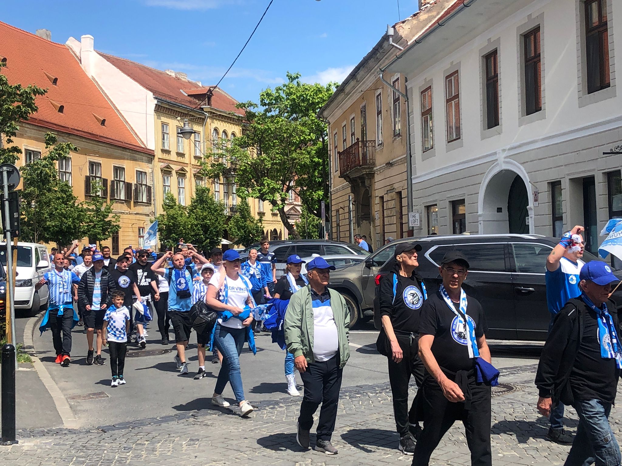 ACTUALIZARE Finala Cupei României, la Sibiu. Terasele din centru sunt pline. Suporterii au găsit soluția pentru consumul de alcool. Fumigene și petarde