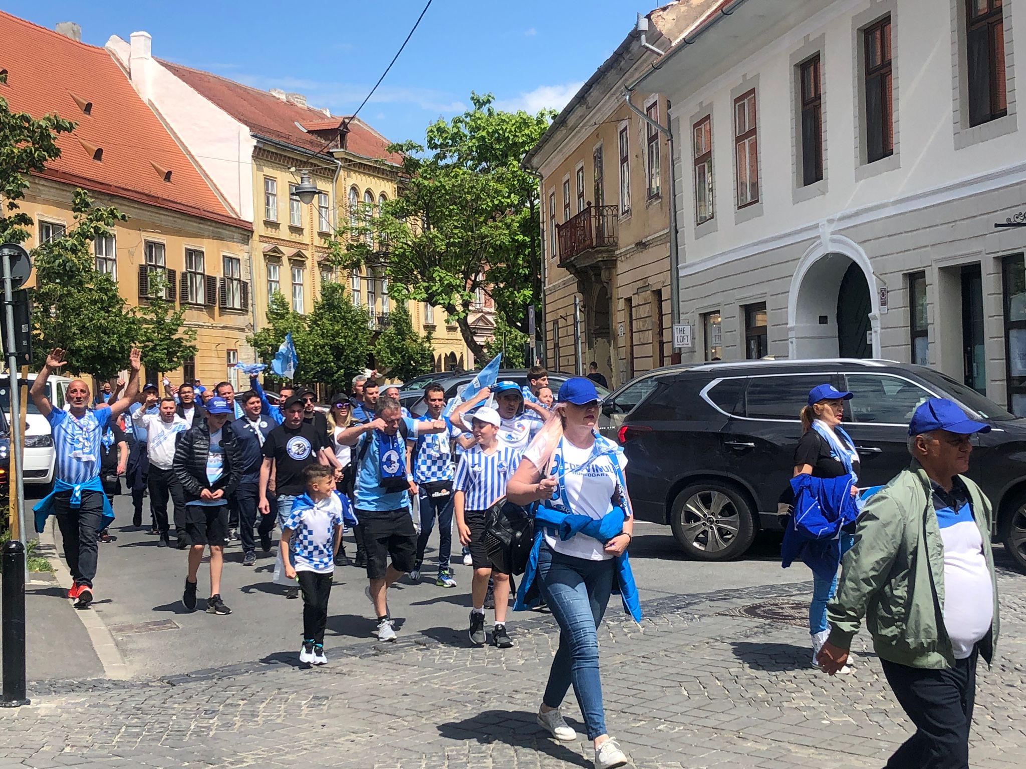 ACTUALIZARE Finala Cupei României, la Sibiu. Terasele din centru sunt pline. Suporterii au găsit soluția pentru consumul de alcool. Fumigene și petarde