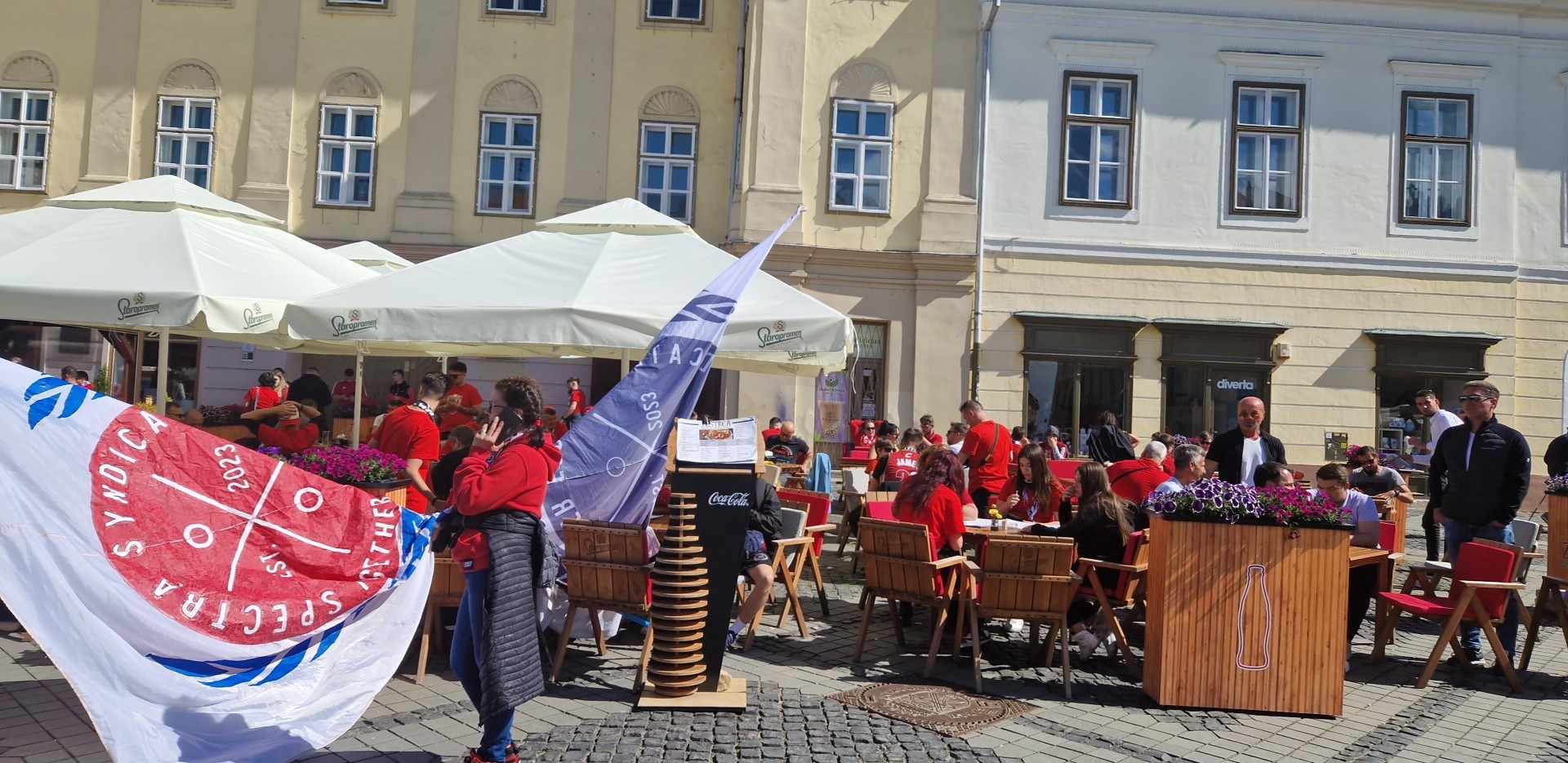 ACTUALIZARE Finala Cupei României, la Sibiu. Terasele din centru sunt pline. Suporterii au găsit soluția pentru consumul de alcool. Fumigene și petarde