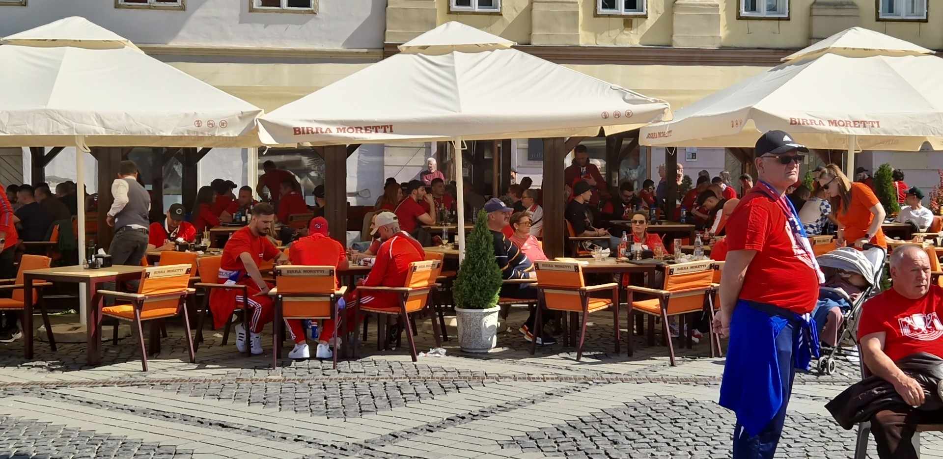 ACTUALIZARE Finala Cupei României, la Sibiu. Terasele din centru sunt pline. Suporterii au găsit soluția pentru consumul de alcool. Fumigene și petarde