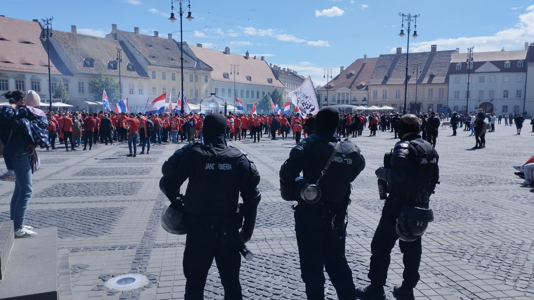 ACTUALIZARE Finala Cupei României, la Sibiu. Terasele din centru sunt pline. Suporterii au găsit soluția pentru consumul de alcool. Fumigene și petarde